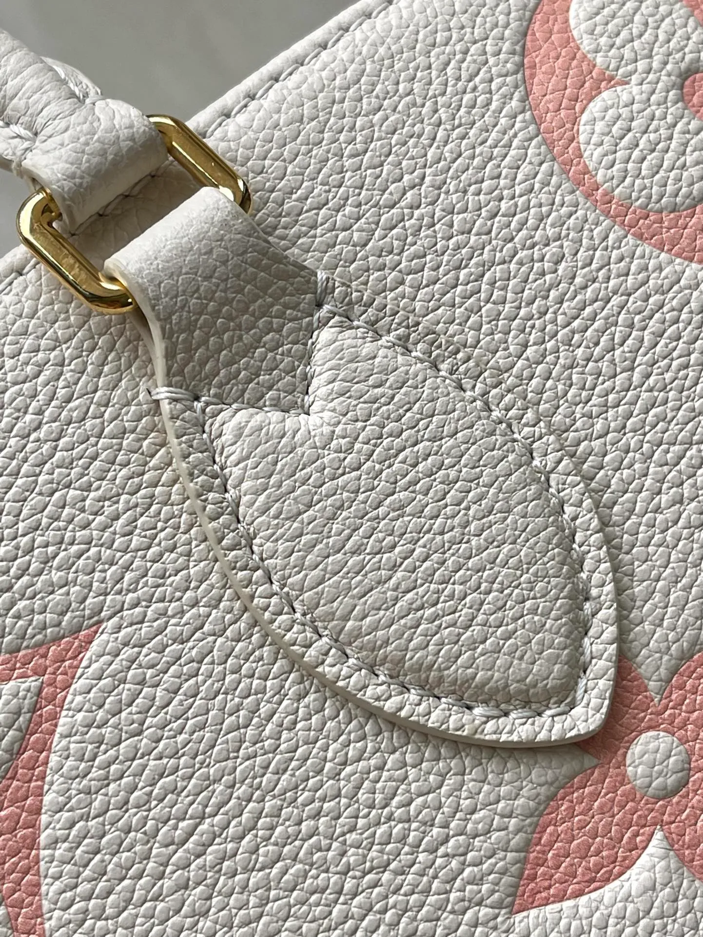 💰1120 (top layer leather) top original order M21575. Support counter inspection. Photos taken of duty-free goods are consistent with the product without unpacking. This product is an exclusive duty-free product in the market and is the highest-end product. Inspection is supported. This product has passed strict inspection and is flawless. Please wear gloves when touching the product. This product is not returnable or exchangeable. Please confirm the product first and then remove the label on the handle. This product is temporarily not open to the public, only regular customers, and is in short supply. Dimensions: 35 x 27 x 14 cm
