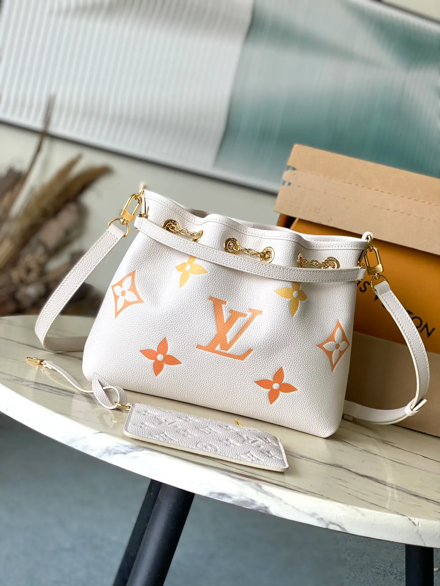 💰1260 (top layer leather) top quality original item M46545 This Summer Bundle handbag is from the Dégradé series. The new drawstring design adds to the summer atmosphere. The Monogram Empreinte embossed leather bag features a gradient tone to brighten any seasonal look. The double handles and detachable cross-body strap provide a variety of stylish carrying options, making it a great companion for travel day and night. Detailed features: 28 x 20 x 11.5 cm (length x height x width)