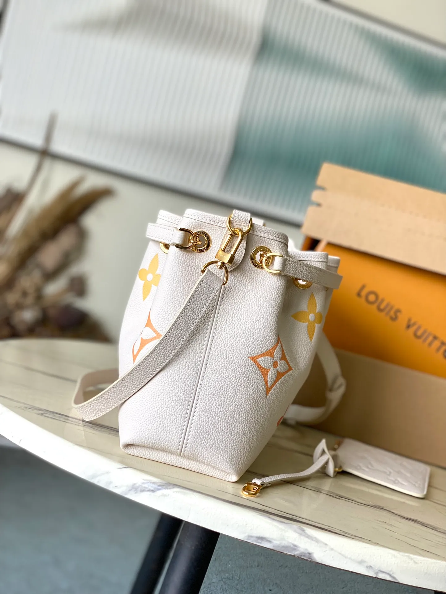 💰1260 (top layer leather) top quality original item M46545 This Summer Bundle handbag is from the Dégradé series. The new drawstring design adds to the summer atmosphere. The Monogram Empreinte embossed leather bag features a gradient tone to brighten any seasonal look. The double handles and detachable cross-body strap provide a variety of stylish carrying options, making it a great companion for travel day and night. Detailed features: 28 x 20 x 11.5 cm (length x height x width)