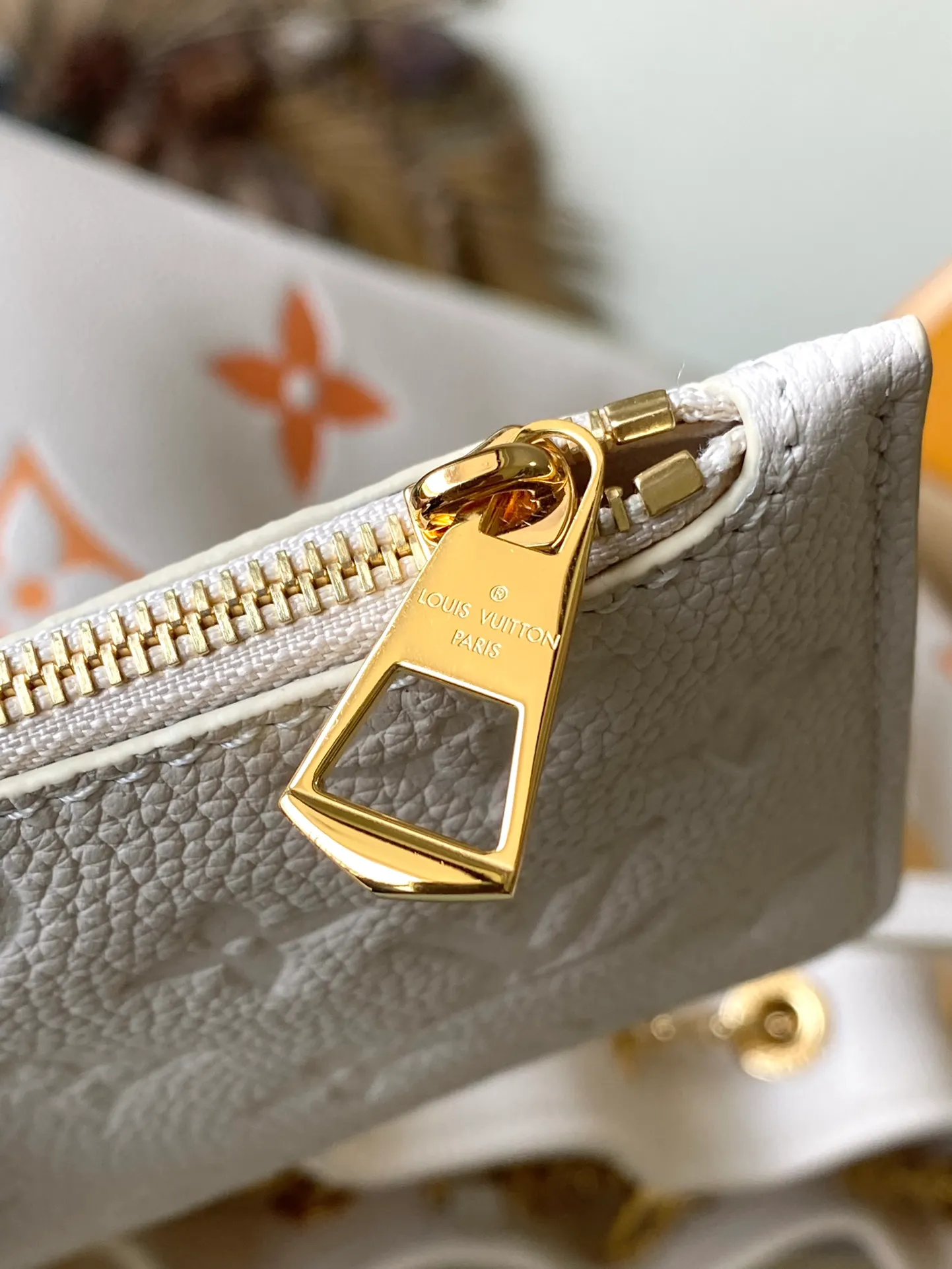 💰1260 (top layer leather) top quality original item M46545 This Summer Bundle handbag is from the Dégradé series. The new drawstring design adds to the summer atmosphere. The Monogram Empreinte embossed leather bag features a gradient tone to brighten any seasonal look. The double handles and detachable cross-body strap provide a variety of stylish carrying options, making it a great companion for travel day and night. Detailed features: 28 x 20 x 11.5 cm (length x height x width)