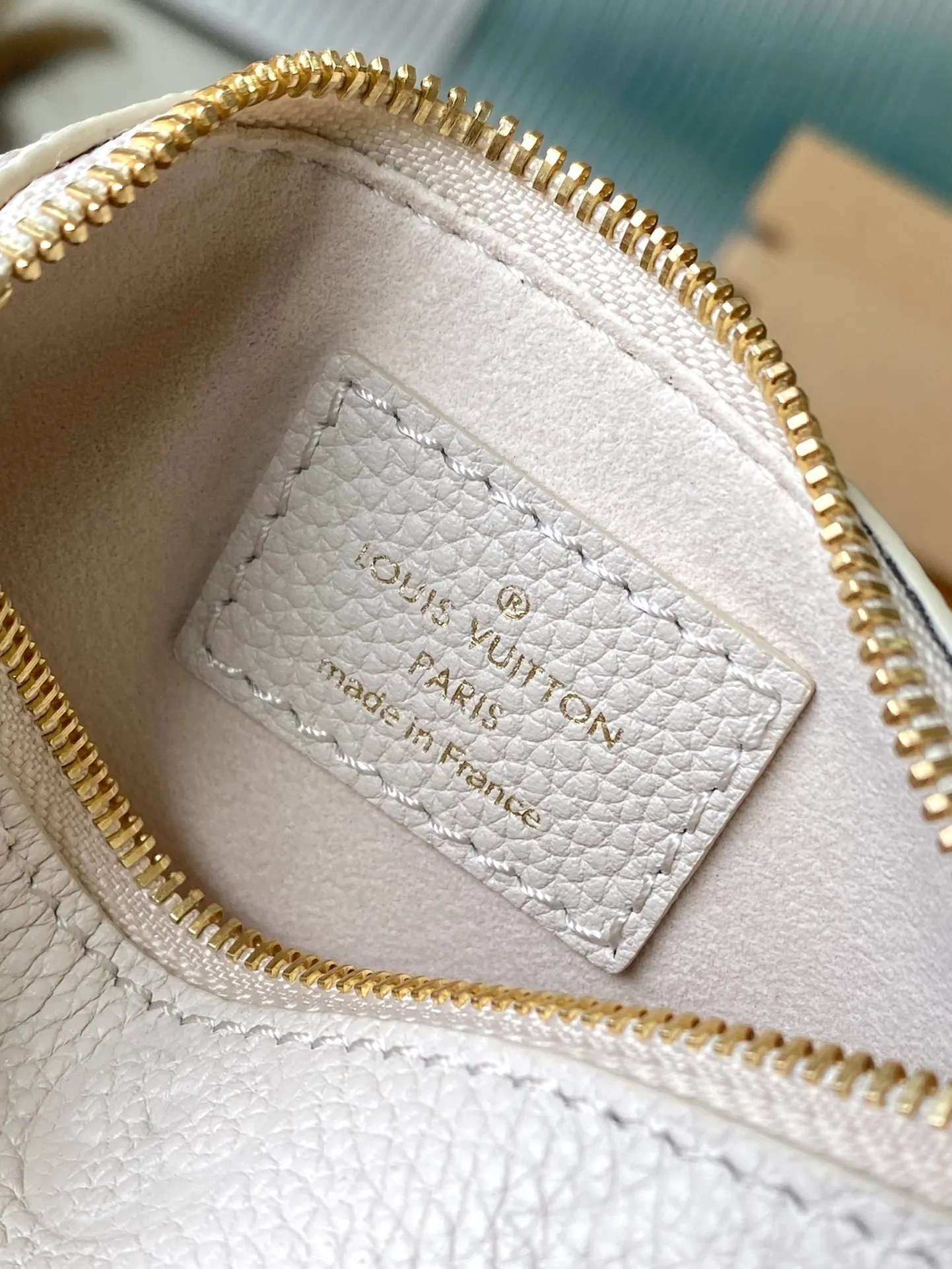 💰1260 (top layer leather) top quality original item M46545 This Summer Bundle handbag is from the Dégradé series. The new drawstring design adds to the summer atmosphere. The Monogram Empreinte embossed leather bag features a gradient tone to brighten any seasonal look. The double handles and detachable cross-body strap provide a variety of stylish carrying options, making it a great companion for travel day and night. Detailed features: 28 x 20 x 11.5 cm (length x height x width)
