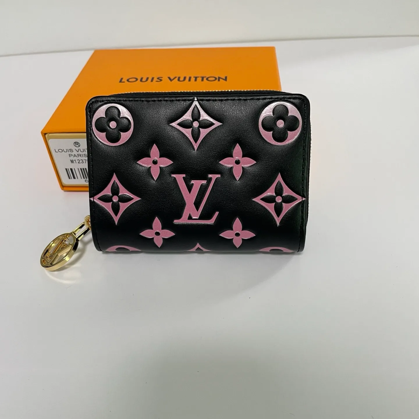Factory price 500 [Top original order] M12378🌟 This LV Ski series zipper wallet has a pillow-like soft texture, and the design is taken from the brand's Coussin series handbags, creating a distinctive style. The wallet is made of classic Monogram embossed lambskin and is embellished with gold-tone hardware, including the iconic LV Circle logo zipper design.