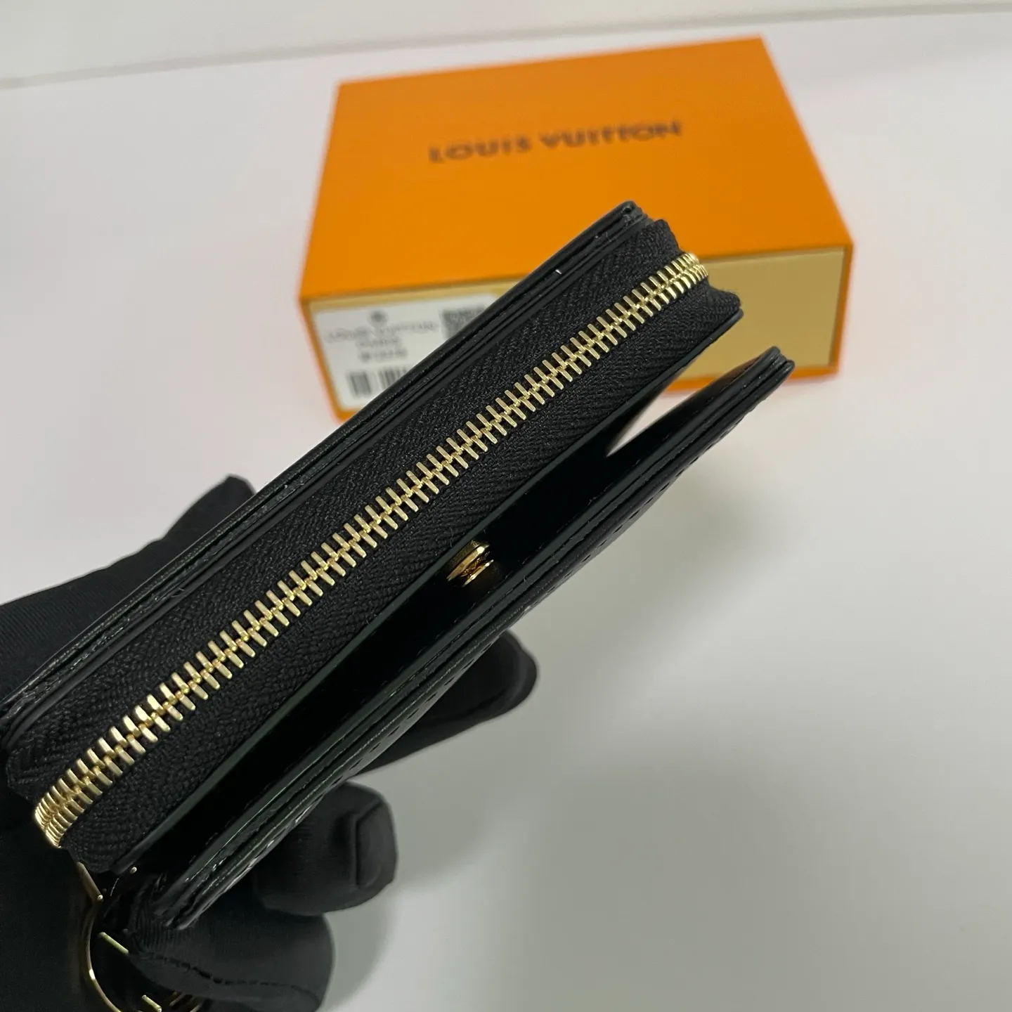 Factory price 500 [Top original order] M12378🌟 This LV Ski series zipper wallet has a pillow-like soft texture, and the design is taken from the brand's Coussin series handbags, creating a distinctive style. The wallet is made of classic Monogram embossed lambskin and is embellished with gold-tone hardware, including the iconic LV Circle logo zipper design.