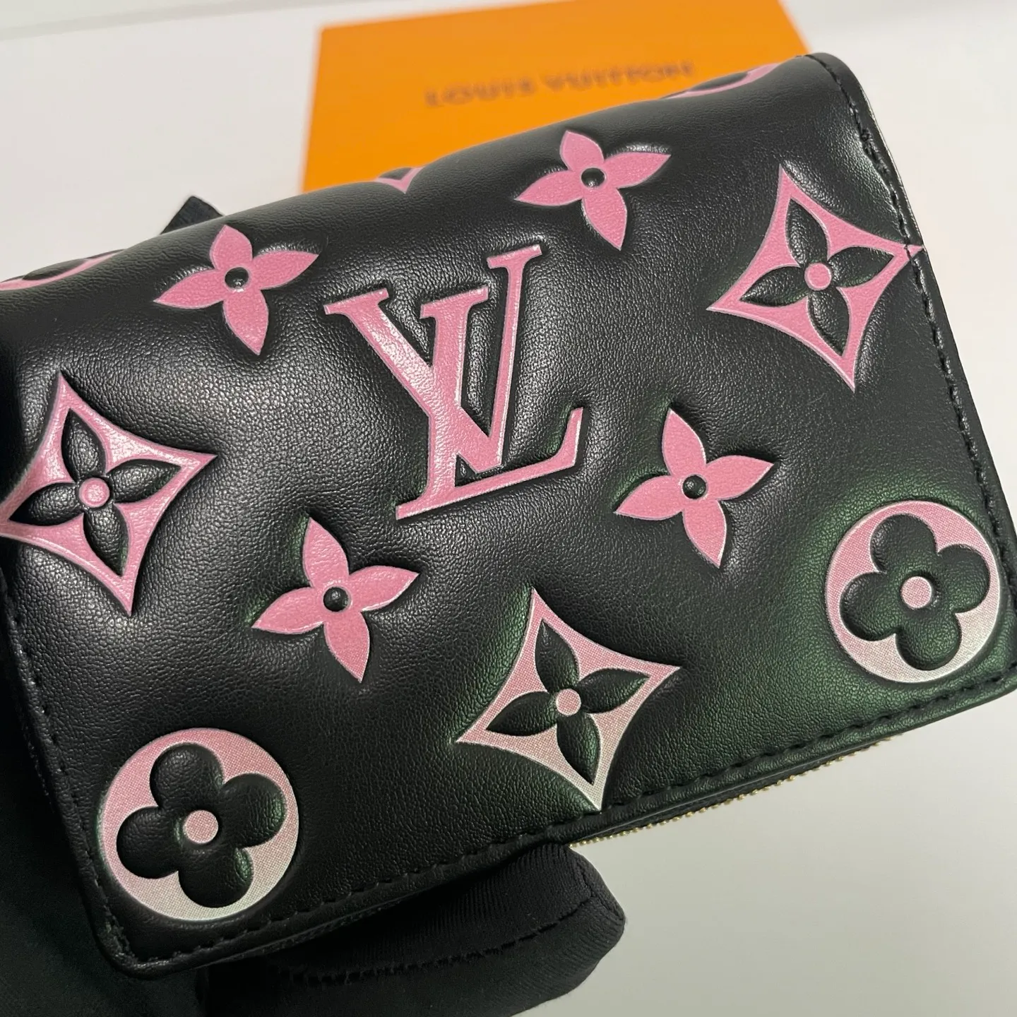 Factory price 500 [Top original order] M12378🌟 This LV Ski series zipper wallet has a pillow-like soft texture, and the design is taken from the brand's Coussin series handbags, creating a distinctive style. The wallet is made of classic Monogram embossed lambskin and is embellished with gold-tone hardware, including the iconic LV Circle logo zipper design.
