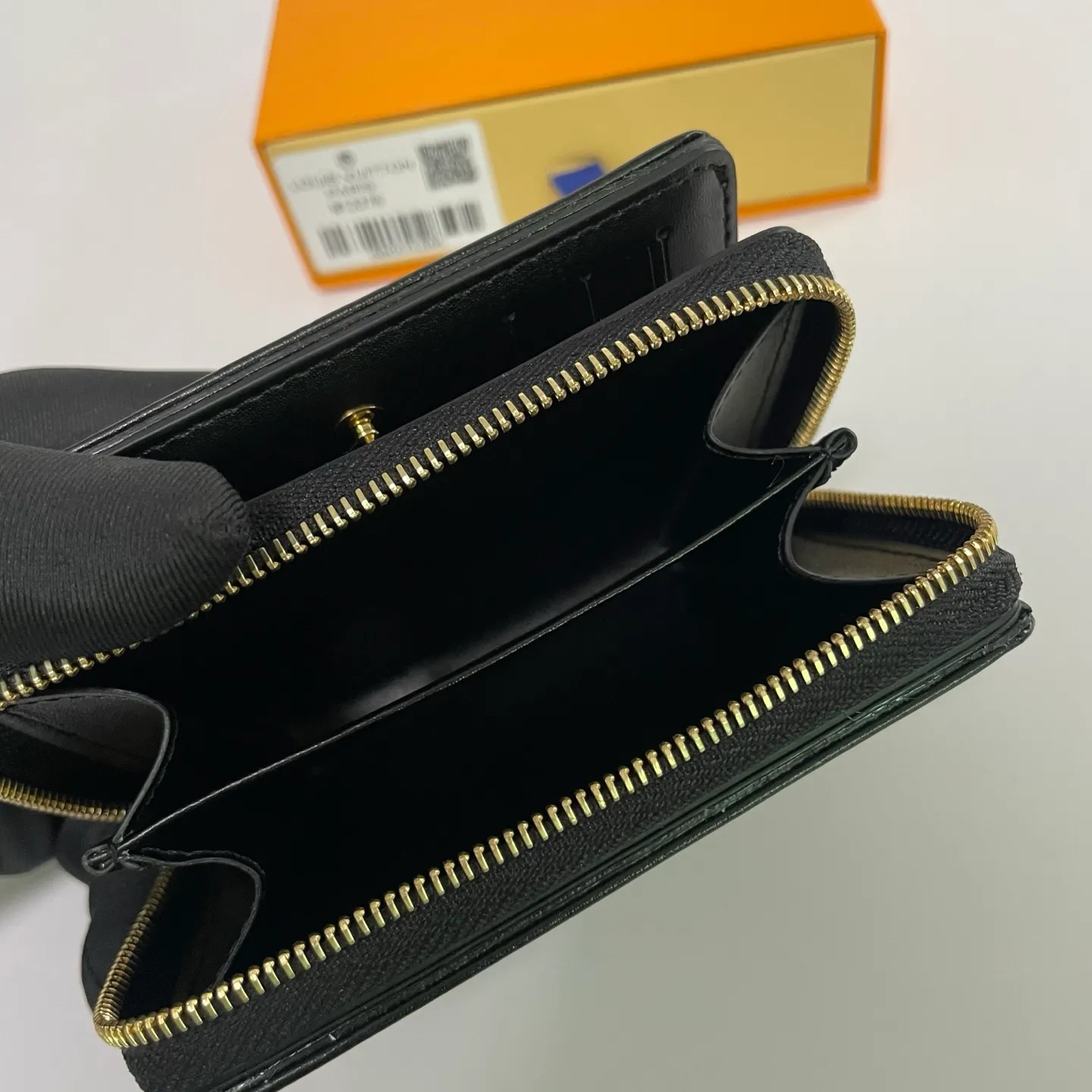 Factory price 500 [Top original order] M12378🌟 This LV Ski series zipper wallet has a pillow-like soft texture, and the design is taken from the brand's Coussin series handbags, creating a distinctive style. The wallet is made of classic Monogram embossed lambskin and is embellished with gold-tone hardware, including the iconic LV Circle logo zipper design.