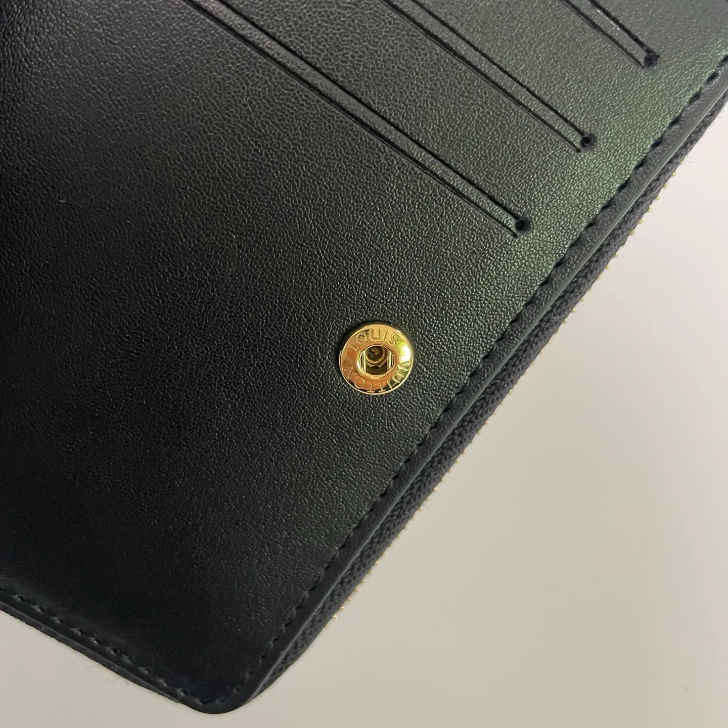 Factory price 500 [Top original order] M12378🌟 This LV Ski series zipper wallet has a pillow-like soft texture, and the design is taken from the brand's Coussin series handbags, creating a distinctive style. The wallet is made of classic Monogram embossed lambskin and is embellished with gold-tone hardware, including the iconic LV Circle logo zipper design.