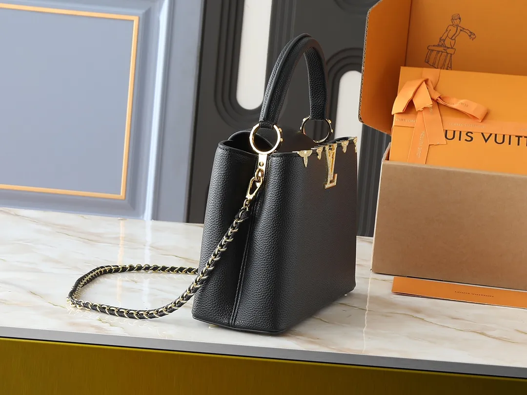 💰440💰Guangzhou goods Upgraded from the original M24583 M24584 M24585 Gold and diamond corolla This Capucines Flower Crown handbag is made of full-grain Taurillon leather and is embellished with Monogram flowers. Each flower is shaped by exquisite crystal diamonds. The LV logo and flowers echo each other, giving this soft handbag a jewel-like luster. Use the detachable shoulder strap cleverly to switch between shoulder and crossbody. Dimensions: 31.5 x 20.0 x 11.0 cm