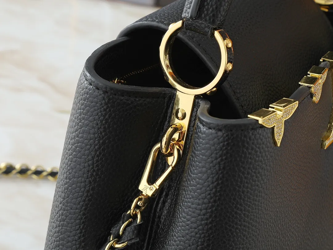 💰440💰Guangzhou goods Upgraded from the original M24583 M24584 M24585 Gold and diamond corolla This Capucines Flower Crown handbag is made of full-grain Taurillon leather and is embellished with Monogram flowers. Each flower is shaped by exquisite crystal diamonds. The LV logo and flowers echo each other, giving this soft handbag a jewel-like luster. Use the detachable shoulder strap cleverly to switch between shoulder and crossbody. Dimensions: 31.5 x 20.0 x 11.0 cm