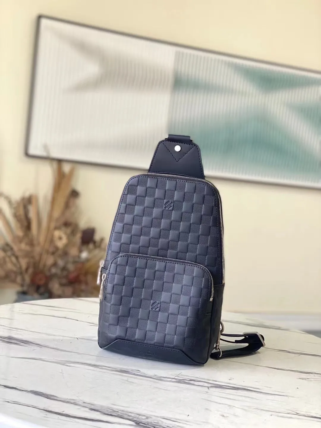 💰820 (first-grain leather) Top-quality original item N41720 Sporty and casual, this Avenue shoulder bag is made of Damier Infini leather and is your ideal bag in the city. Compact and lightweight, the bag shape conforms to the curves of the body, making it the ideal small handbag for the modern active man. 20 x 31 x 10cm (length x height x width)