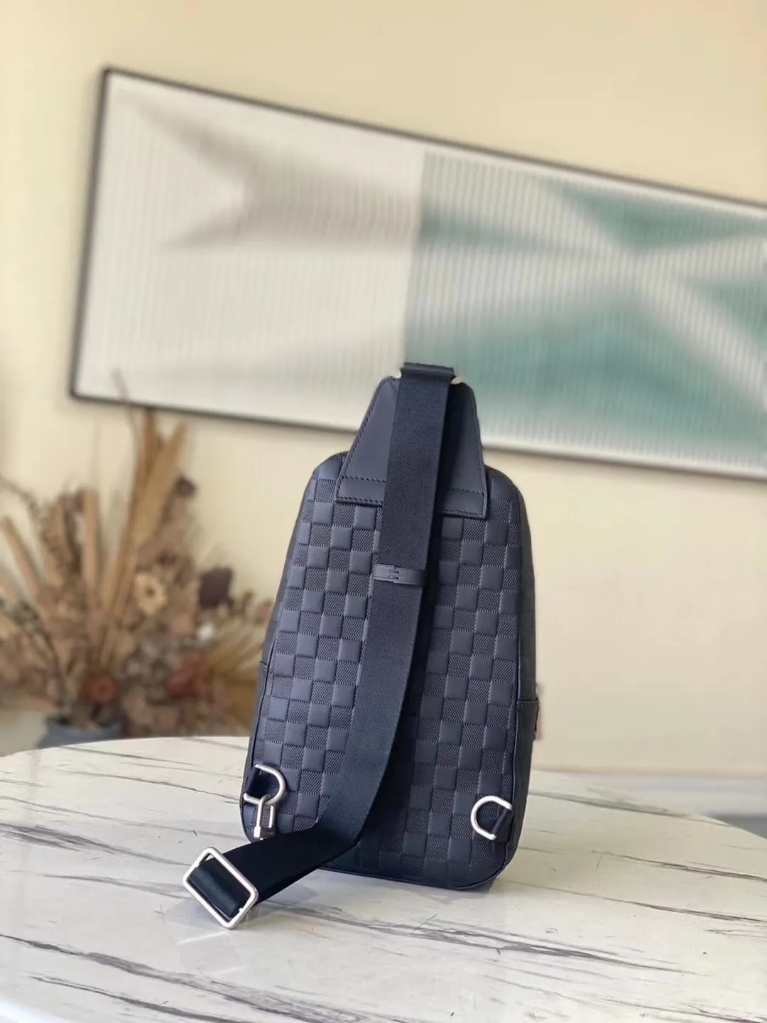 💰820 (first-grain leather) Top-quality original item N41720 Sporty and casual, this Avenue shoulder bag is made of Damier Infini leather and is your ideal bag in the city. Compact and lightweight, the bag shape conforms to the curves of the body, making it the ideal small handbag for the modern active man. 20 x 31 x 10cm (length x height x width)