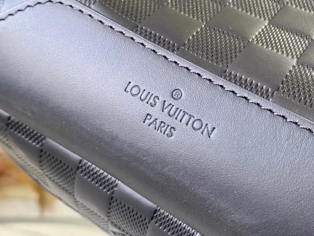 💰820 (first-grain leather) Top-quality original item N41720 Sporty and casual, this Avenue shoulder bag is made of Damier Infini leather and is your ideal bag in the city. Compact and lightweight, the bag shape conforms to the curves of the body, making it the ideal small handbag for the modern active man. 20 x 31 x 10cm (length x height x width)
