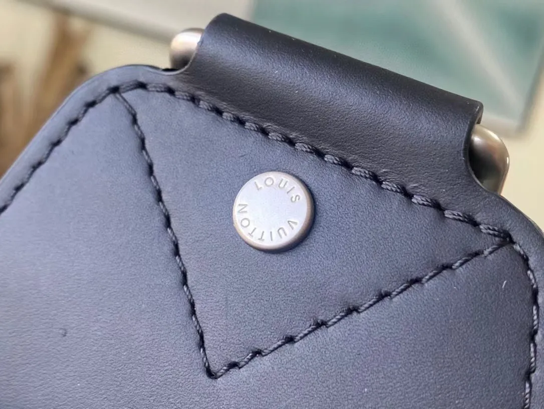 💰820 (first-grain leather) Top-quality original item N41720 Sporty and casual, this Avenue shoulder bag is made of Damier Infini leather and is your ideal bag in the city. Compact and lightweight, the bag shape conforms to the curves of the body, making it the ideal small handbag for the modern active man. 20 x 31 x 10cm (length x height x width)
