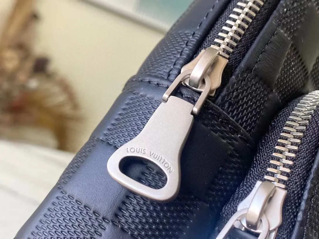 💰820 (first-grain leather) Top-quality original item N41720 Sporty and casual, this Avenue shoulder bag is made of Damier Infini leather and is your ideal bag in the city. Compact and lightweight, the bag shape conforms to the curves of the body, making it the ideal small handbag for the modern active man. 20 x 31 x 10cm (length x height x width)