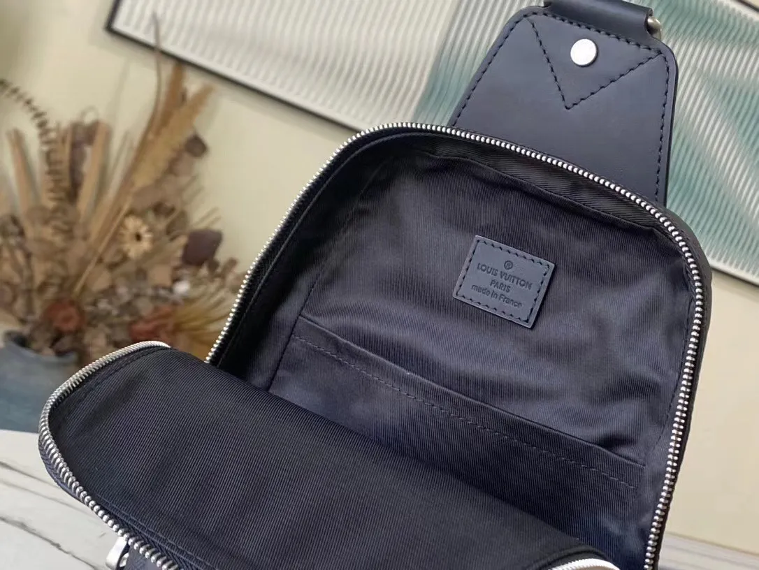 💰820 (first-grain leather) Top-quality original item N41720 Sporty and casual, this Avenue shoulder bag is made of Damier Infini leather and is your ideal bag in the city. Compact and lightweight, the bag shape conforms to the curves of the body, making it the ideal small handbag for the modern active man. 20 x 31 x 10cm (length x height x width)