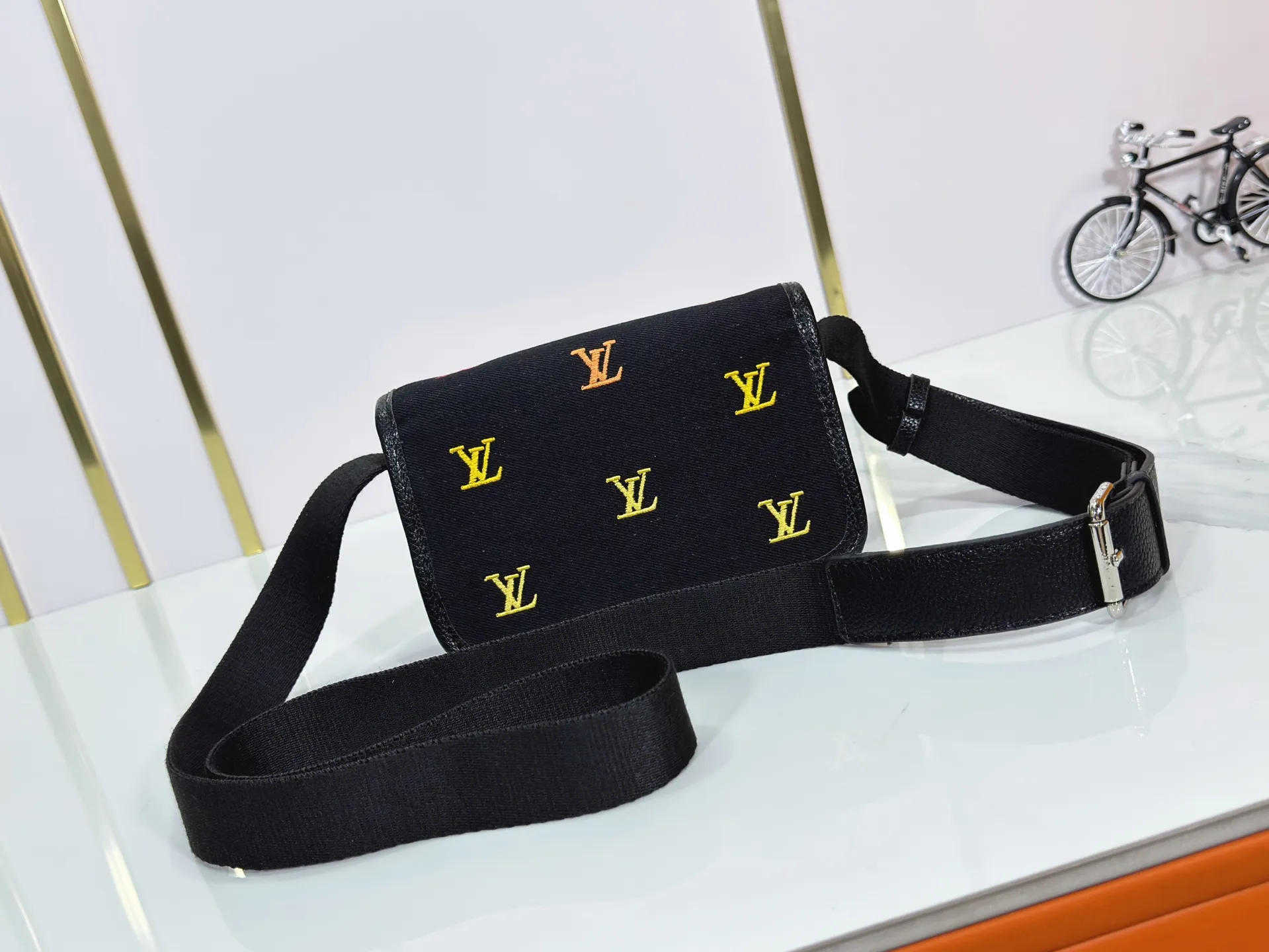 P200 upgraded original version M13963 M12599 M12637 The latest Bosphore mini handbag is named after the brand's retro Bosphore series in the 2000s. Its simple lines and compact structure make it comfortable to carry, and it also uses a detachable nameplate to show its classic feel. The adjustable fabric shoulder strap crosses the accordion loop and is a refined detail along with the zippered front pocket. Dimensions: 19x 12x 7 cm (length x height x width)