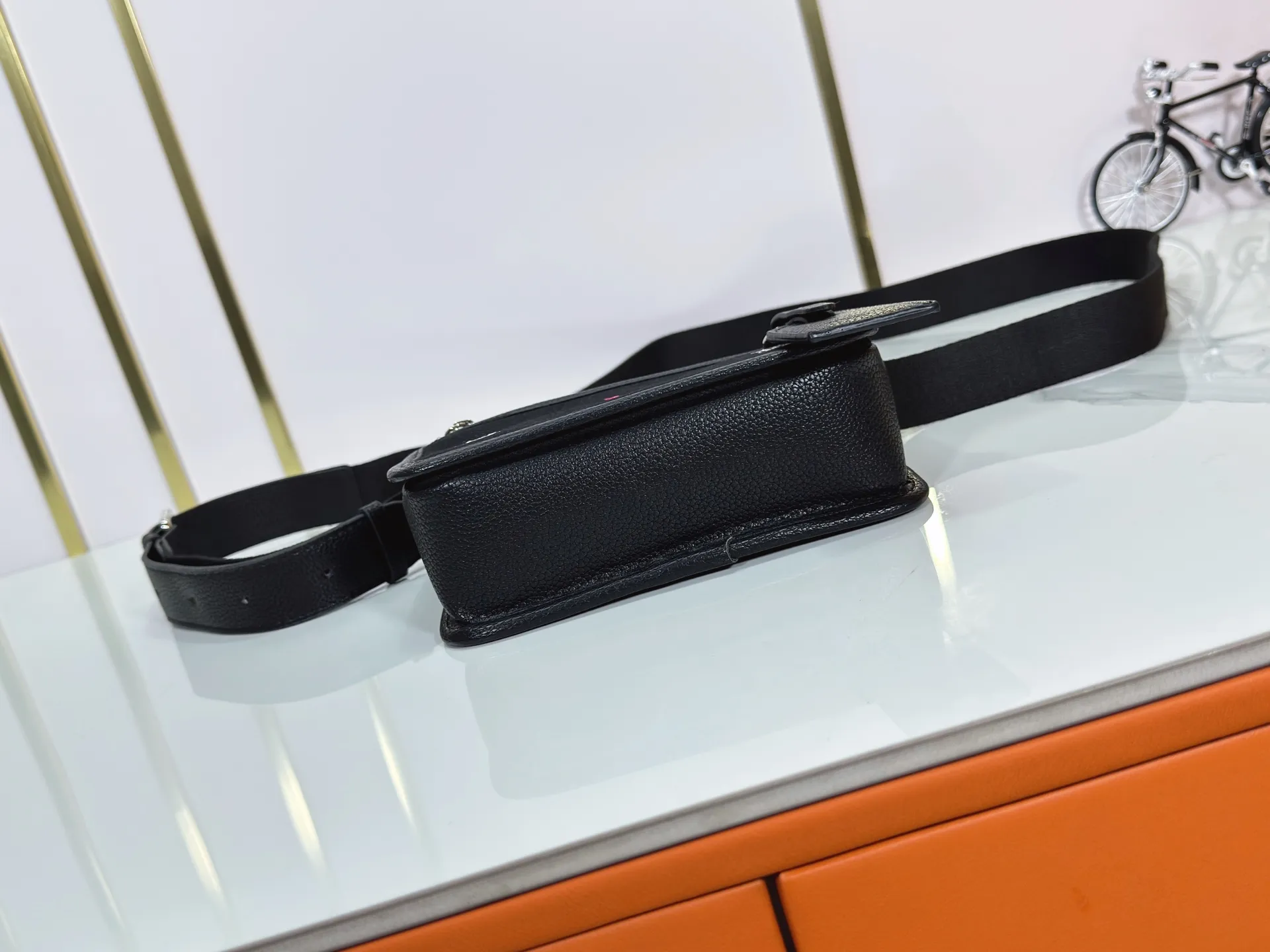 P200 upgraded original version M13963 M12599 M12637 The latest Bosphore mini handbag is named after the brand's retro Bosphore series in the 2000s. Its simple lines and compact structure make it comfortable to carry, and it also uses a detachable nameplate to show its classic feel. The adjustable fabric shoulder strap crosses the accordion loop and is a refined detail along with the zippered front pocket. Dimensions: 19x 12x 7 cm (length x height x width)