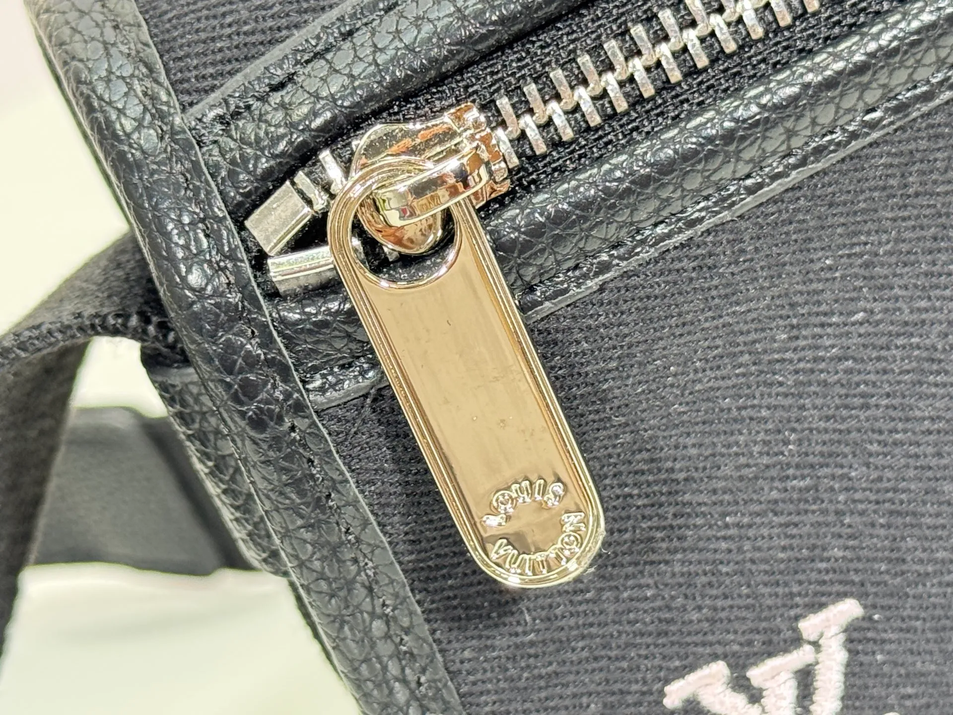 P200 upgraded original version M13963 M12599 M12637 The latest Bosphore mini handbag is named after the brand's retro Bosphore series in the 2000s. Its simple lines and compact structure make it comfortable to carry, and it also uses a detachable nameplate to show its classic feel. The adjustable fabric shoulder strap crosses the accordion loop and is a refined detail along with the zippered front pocket. Dimensions: 19x 12x 7 cm (length x height x width)