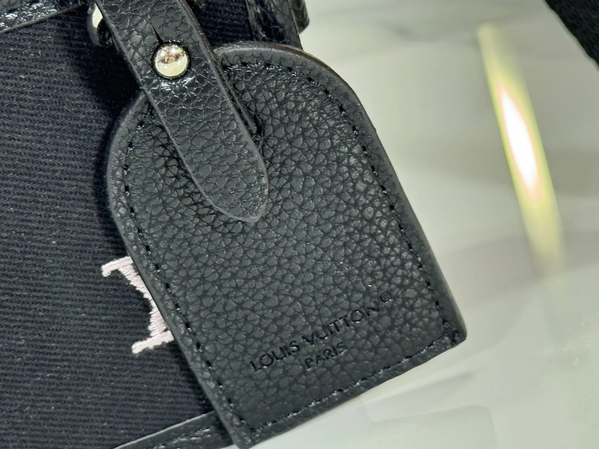 P200 upgraded original version M13963 M12599 M12637 The latest Bosphore mini handbag is named after the brand's retro Bosphore series in the 2000s. Its simple lines and compact structure make it comfortable to carry, and it also uses a detachable nameplate to show its classic feel. The adjustable fabric shoulder strap crosses the accordion loop and is a refined detail along with the zippered front pocket. Dimensions: 19x 12x 7 cm (length x height x width)