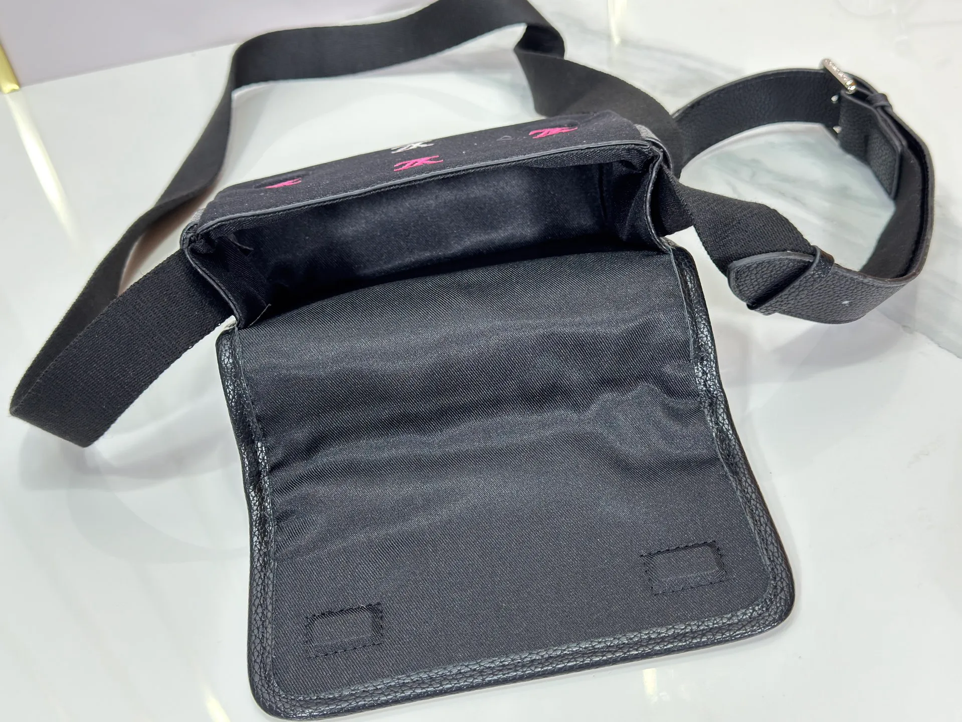 P200 upgraded original version M13963 M12599 M12637 The latest Bosphore mini handbag is named after the brand's retro Bosphore series in the 2000s. Its simple lines and compact structure make it comfortable to carry, and it also uses a detachable nameplate to show its classic feel. The adjustable fabric shoulder strap crosses the accordion loop and is a refined detail along with the zippered front pocket. Dimensions: 19x 12x 7 cm (length x height x width)