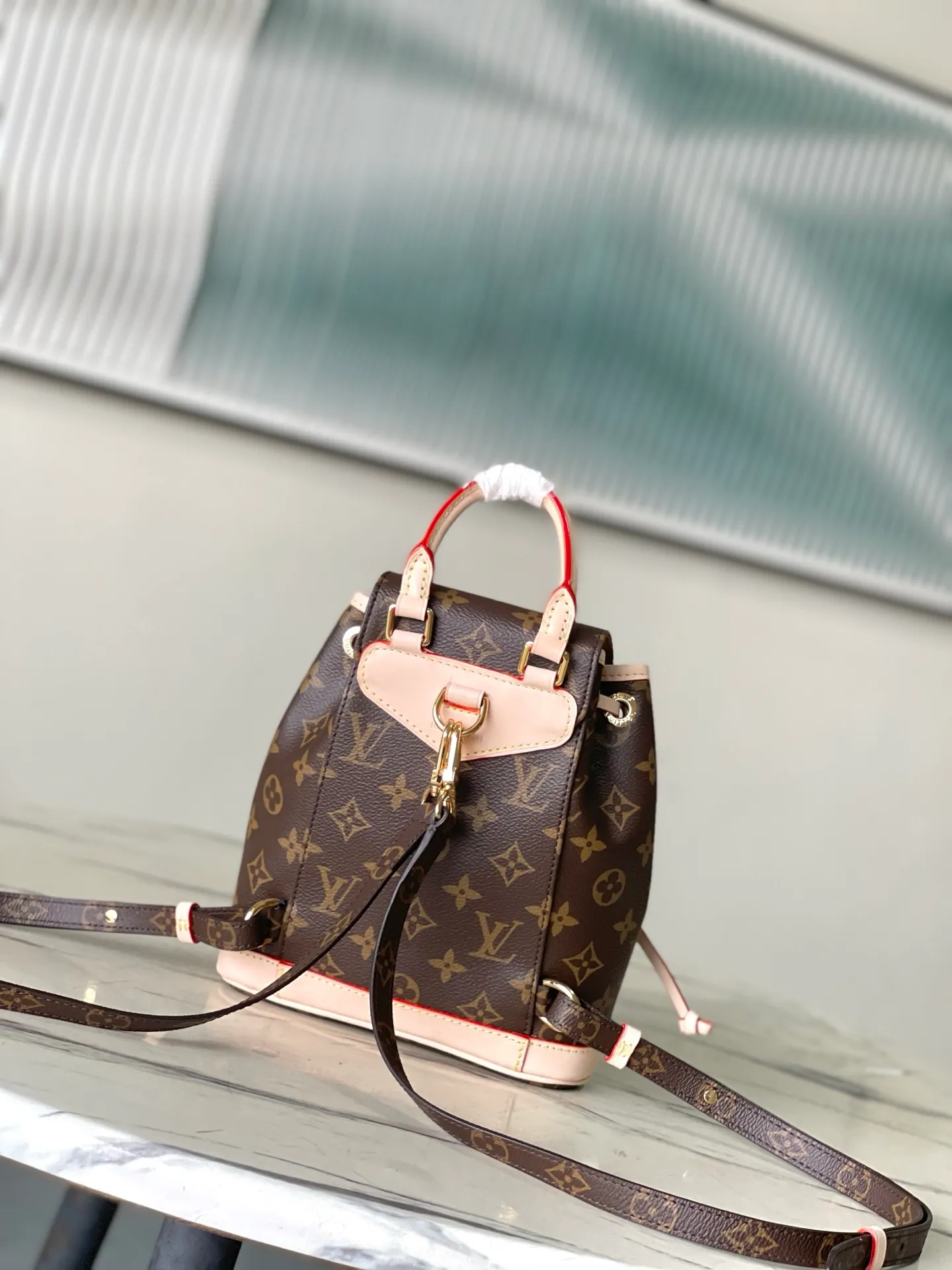 💰980 Top Original M11199 This Montsouris mini backpack is made of Monogram coated canvas with cow leather trim, and the cow leather bottom creates a sophisticated structure. Top handles and adjustable leather straps allow for on-trend style, while a drawstring and magnetic closure ensure secure storage. Dimensions: 24 × 25 × 12 cm