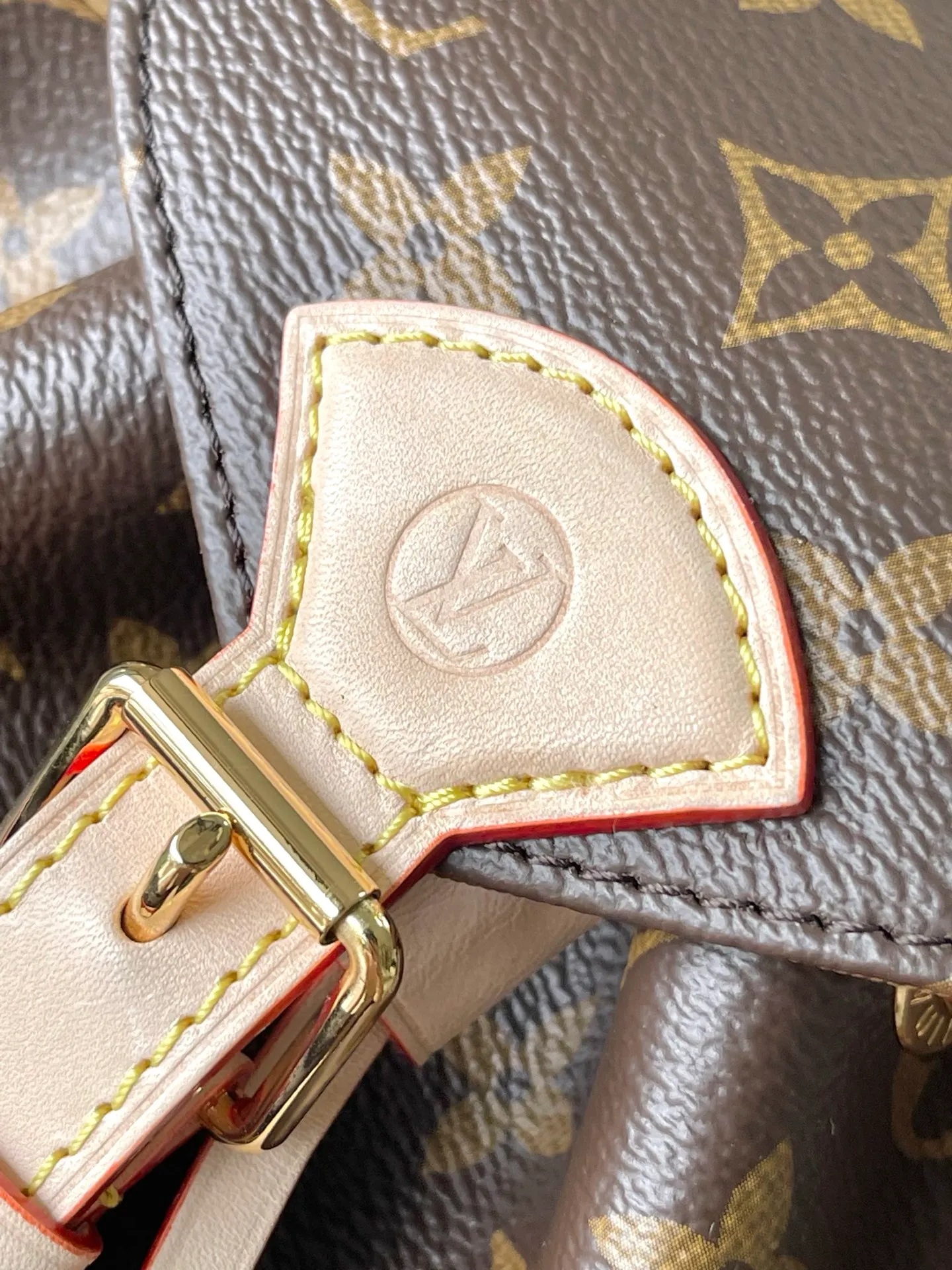 💰980 Top Original M11199 This Montsouris mini backpack is made of Monogram coated canvas with cow leather trim, and the cow leather bottom creates a sophisticated structure. Top handles and adjustable leather straps allow for on-trend style, while a drawstring and magnetic closure ensure secure storage. Dimensions: 24 × 25 × 12 cm