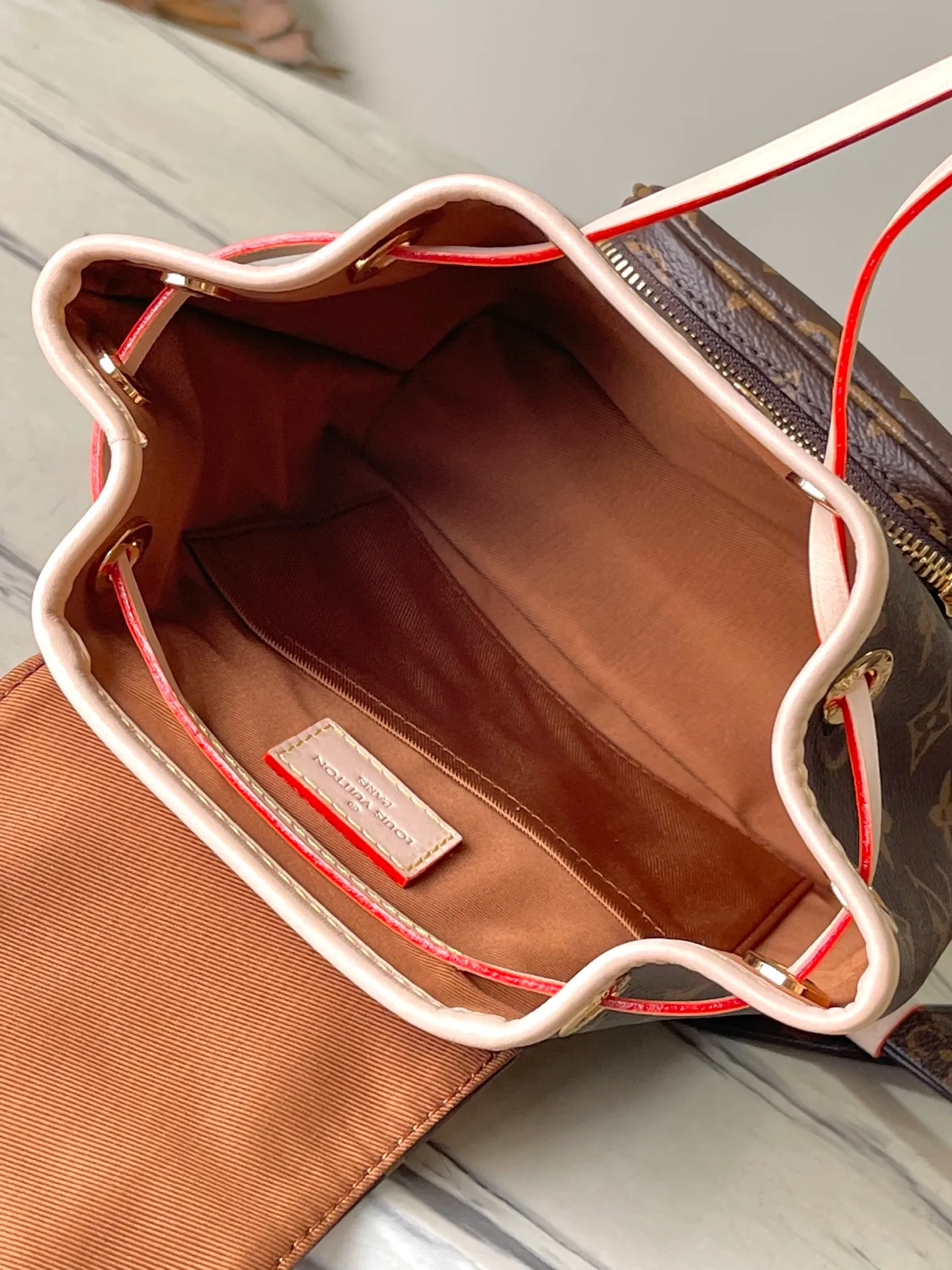 💰980 Top Original M11199 This Montsouris mini backpack is made of Monogram coated canvas with cow leather trim, and the cow leather bottom creates a sophisticated structure. Top handles and adjustable leather straps allow for on-trend style, while a drawstring and magnetic closure ensure secure storage. Dimensions: 24 × 25 × 12 cm