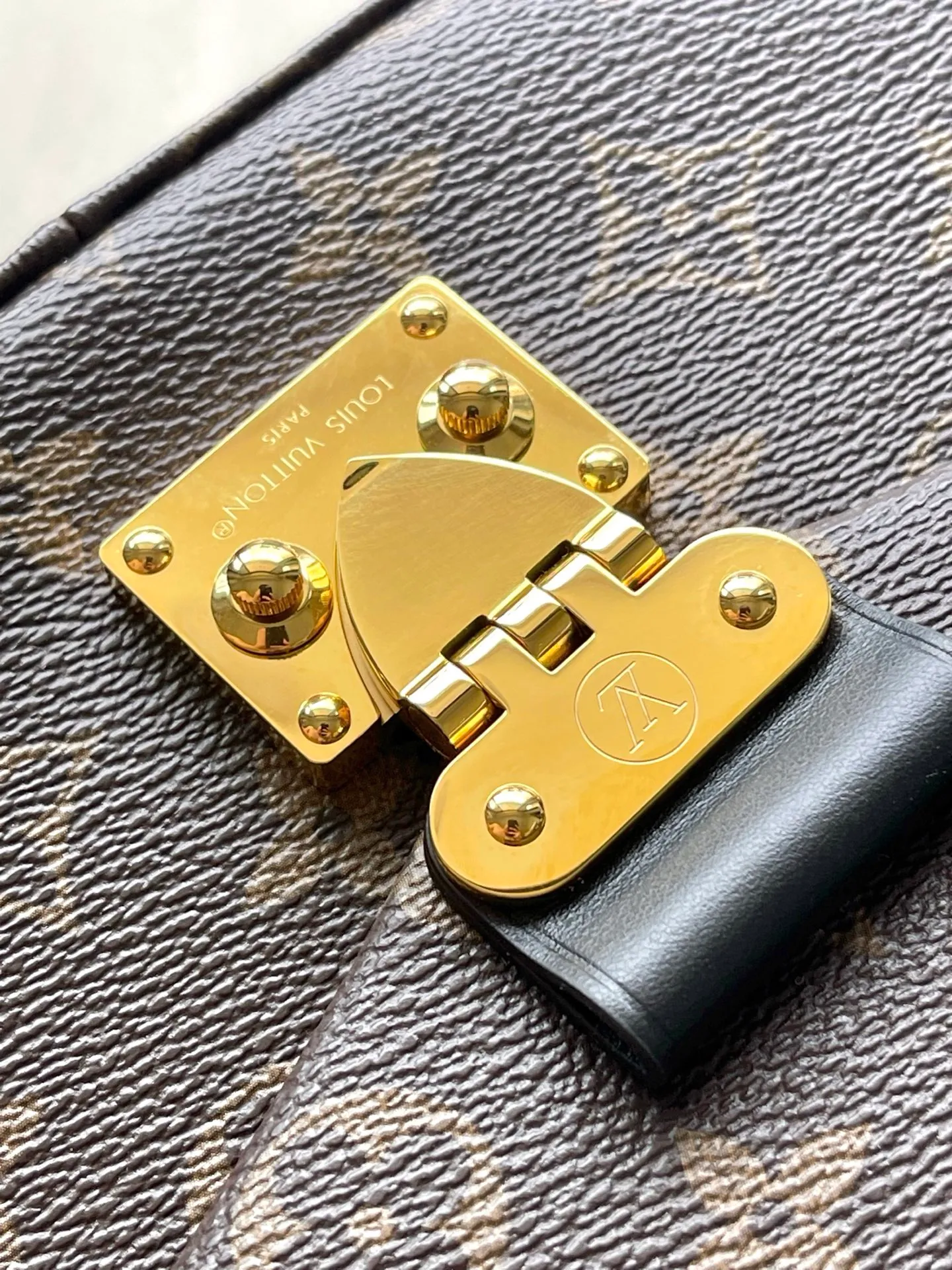 💰1060 (steel hardware) top original M14526 Trunke handbag combines Monogram canvas and metal rivets, with metallic corners and iconic S-lock lock, highlighting the brand heritage with a retro luggage style. The internal space and zipper pockets make it easy to accommodate daily needs, and the sliding chain shoulder strap expands carrying options. Dimensions: 27 × 16 × 8 cm