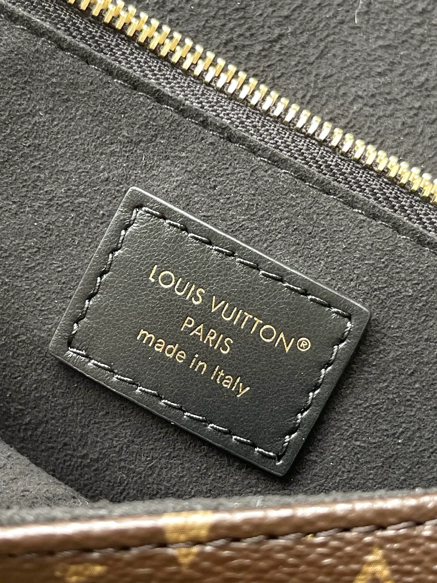 💰1060 (steel hardware) top original M14526 Trunke handbag combines Monogram canvas and metal rivets, with metallic corners and iconic S-lock lock, highlighting the brand heritage with a retro luggage style. The internal space and zipper pockets make it easy to accommodate daily needs, and the sliding chain shoulder strap expands carrying options. Dimensions: 27 × 16 × 8 cm