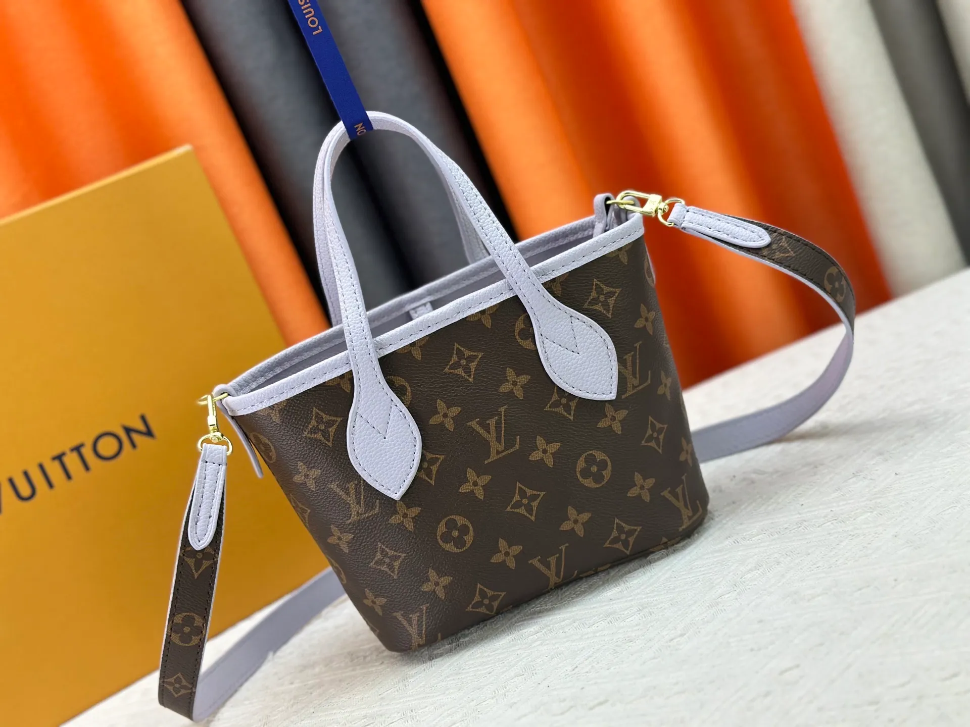 P240 M25656 M12099 Upgraded original Neverfull Bandouliere Inside Out BB handbag is a double-sided version of the classic design this season, with the front and back decorated with iconic Monogram canvas and grained leather. The removable zipper bag can be used alone or hung externally. The detachable shoulder strap makes it easy to wear cross-body, and the dazzling metal hardware adds a sophisticated detail. Dimensions: 26.5 × 16.5 × 11 cm