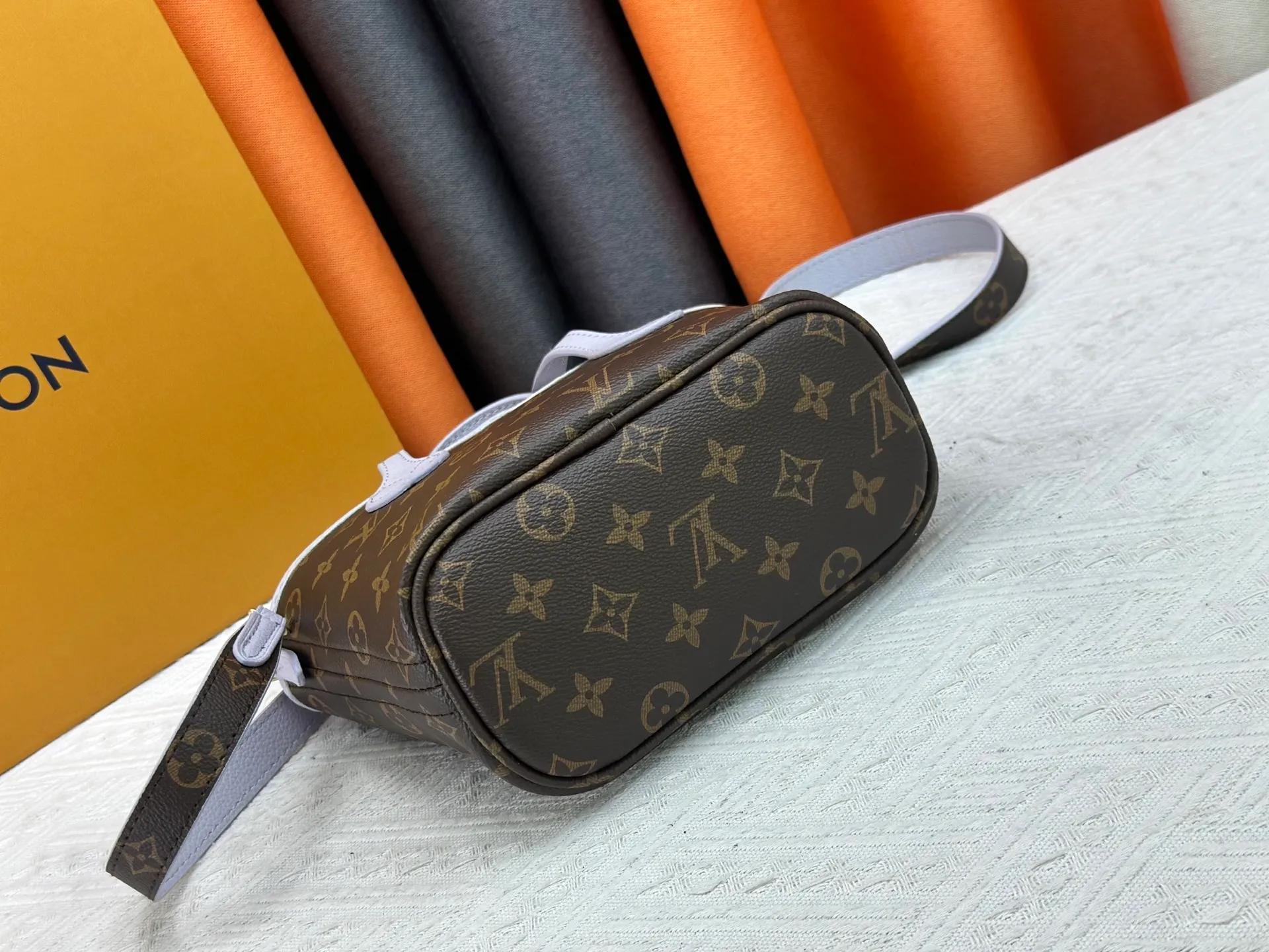 P240 M25656 M12099 Upgraded original Neverfull Bandouliere Inside Out BB handbag is a double-sided version of the classic design this season, with the front and back decorated with iconic Monogram canvas and grained leather. The removable zipper bag can be used alone or hung externally. The detachable shoulder strap makes it easy to wear cross-body, and the dazzling metal hardware adds a sophisticated detail. Dimensions: 26.5 × 16.5 × 11 cm