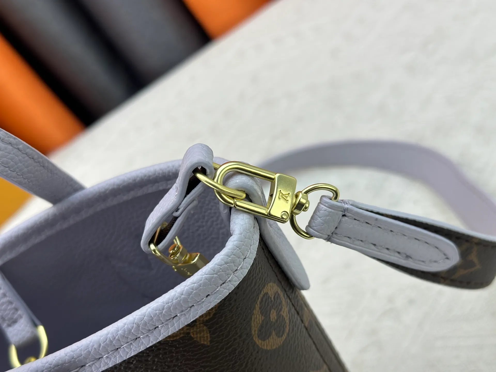 P240 M25656 M12099 Upgraded original Neverfull Bandouliere Inside Out BB handbag is a double-sided version of the classic design this season, with the front and back decorated with iconic Monogram canvas and grained leather. The removable zipper bag can be used alone or hung externally. The detachable shoulder strap makes it easy to wear cross-body, and the dazzling metal hardware adds a sophisticated detail. Dimensions: 26.5 × 16.5 × 11 cm