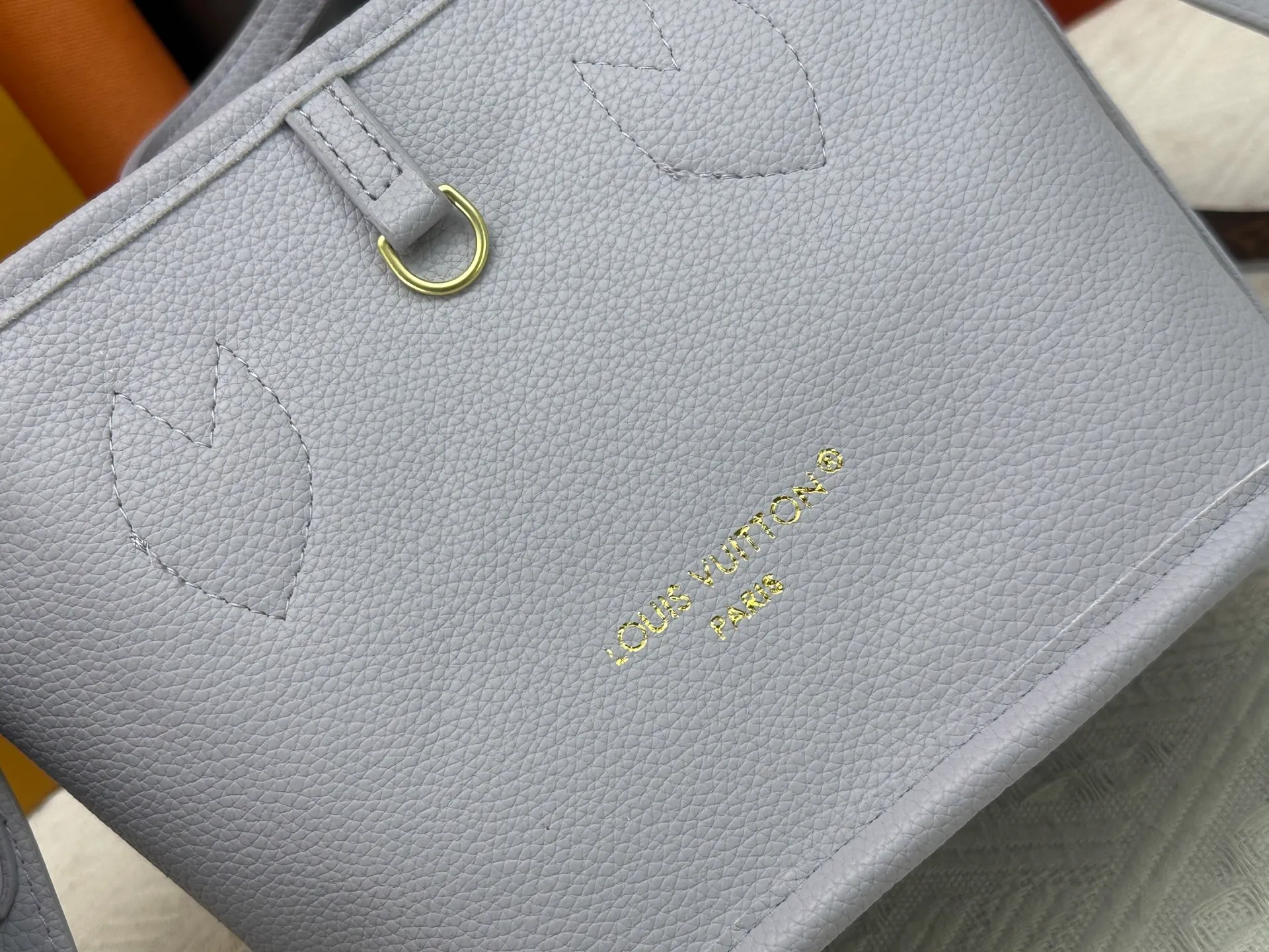 P240 M25656 M12099 Upgraded original Neverfull Bandouliere Inside Out BB handbag is a double-sided version of the classic design this season, with the front and back decorated with iconic Monogram canvas and grained leather. The removable zipper bag can be used alone or hung externally. The detachable shoulder strap makes it easy to wear cross-body, and the dazzling metal hardware adds a sophisticated detail. Dimensions: 26.5 × 16.5 × 11 cm