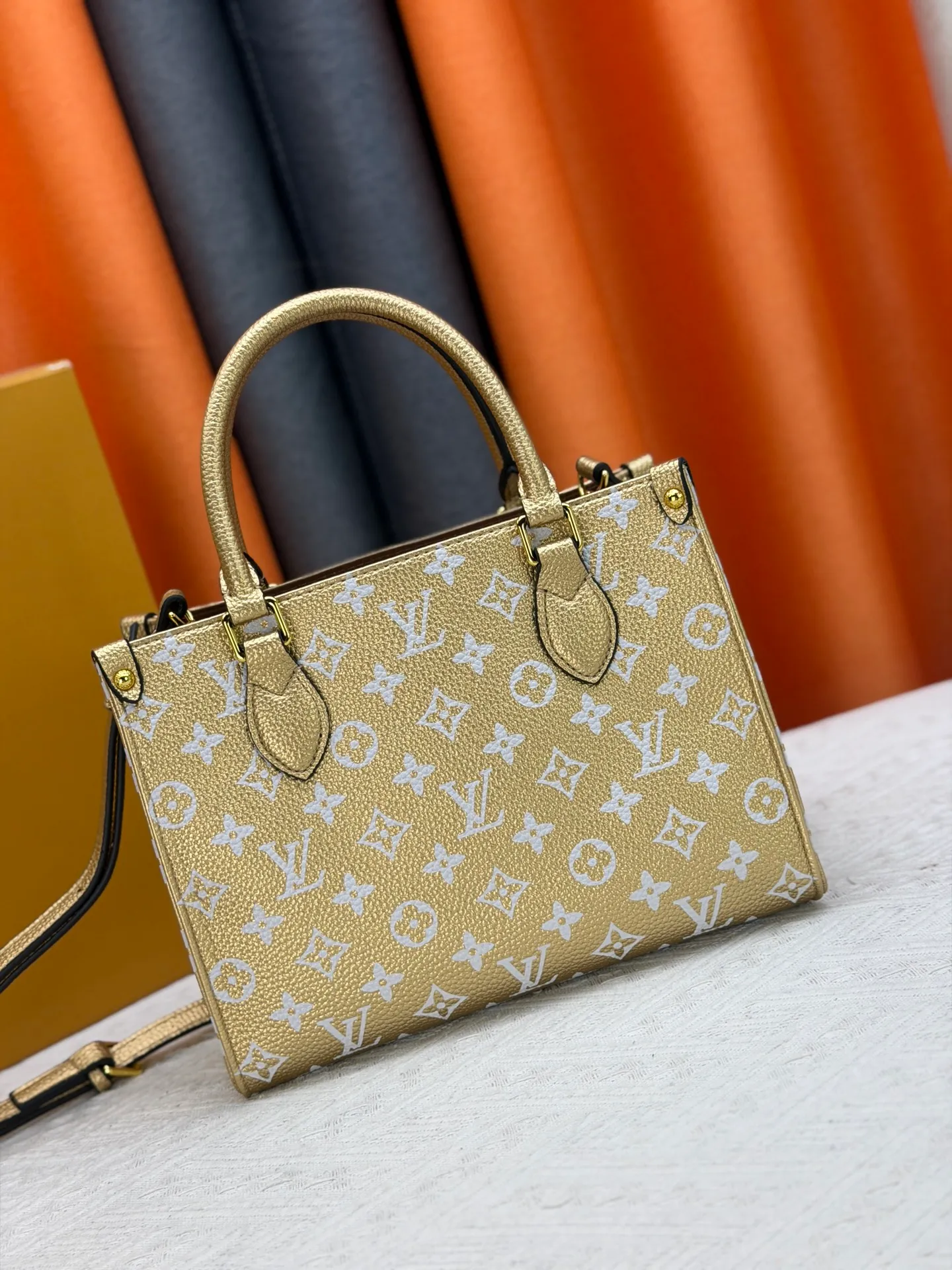 P260 Upgraded original version (latest color) M10303 M45659 M46373 M44571 This OnTheGo small tote bag draws inspiration from the classic Sac Plat handbag in 1968. It is made of Monogram Empreinte leather embossed with the Giant Monogram pattern to create a miniature version, which can store daily necessities such as a mini tablet. Designed handles and a detachable and adjustable shoulder strap enrich the carrying options. Dimensions: 25.0 x 19.0 x 11.5 cm (length x height x width)