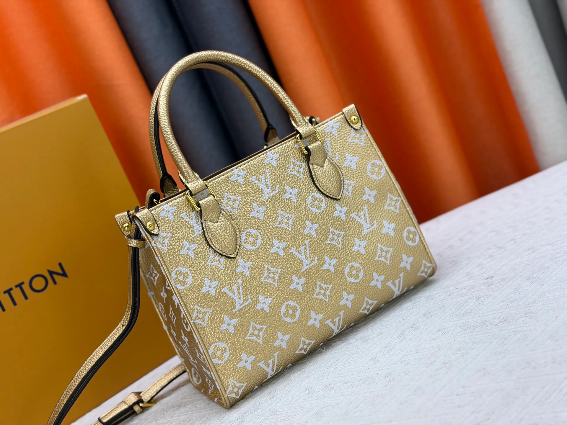 P260 Upgraded original version (latest color) M10303 M45659 M46373 M44571 This OnTheGo small tote bag draws inspiration from the classic Sac Plat handbag in 1968. It is made of Monogram Empreinte leather embossed with the Giant Monogram pattern to create a miniature version, which can store daily necessities such as a mini tablet. Designed handles and a detachable and adjustable shoulder strap enrich the carrying options. Dimensions: 25.0 x 19.0 x 11.5 cm (length x height x width)