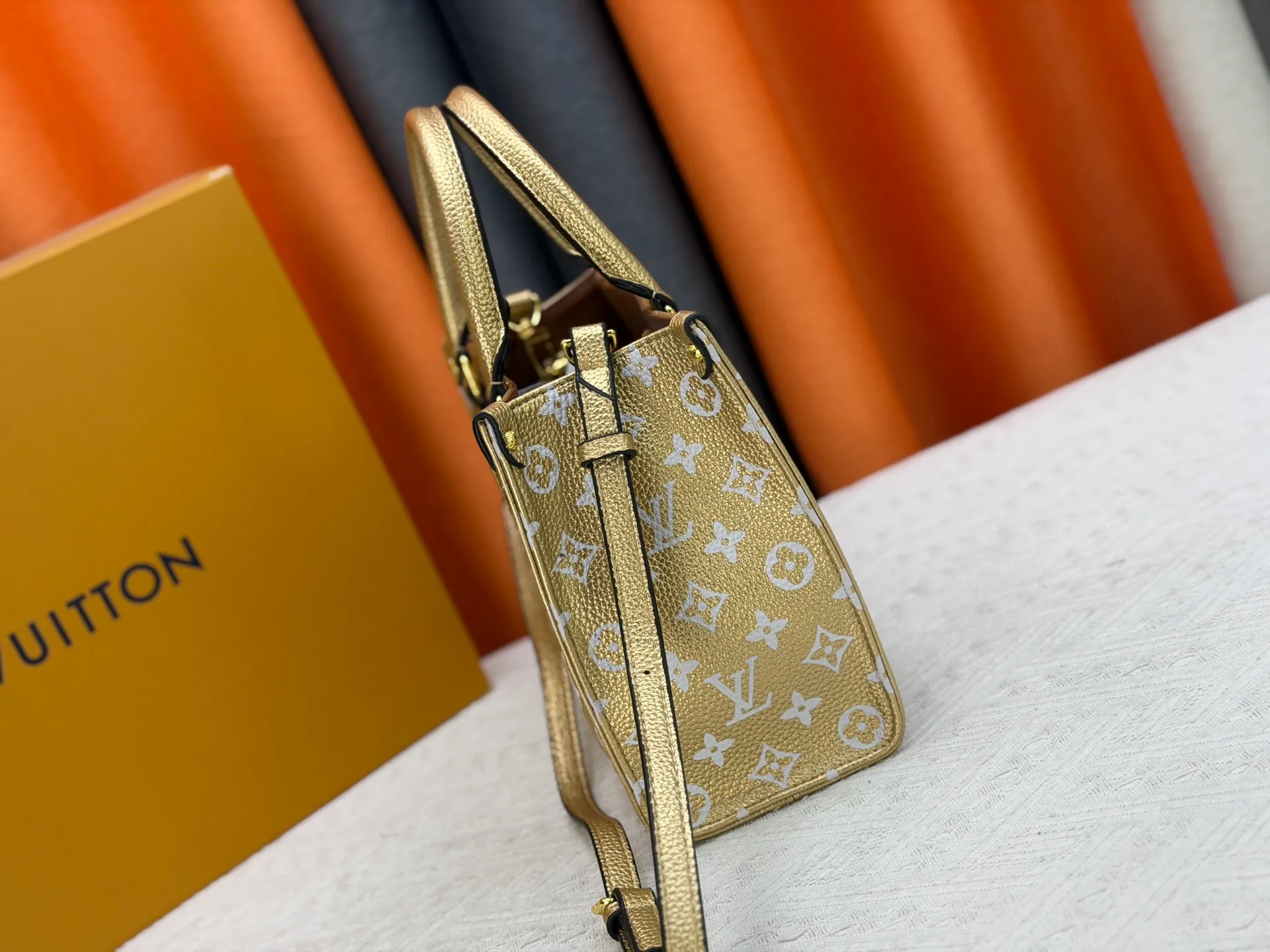 P260 Upgraded original version (latest color) M10303 M45659 M46373 M44571 This OnTheGo small tote bag draws inspiration from the classic Sac Plat handbag in 1968. It is made of Monogram Empreinte leather embossed with the Giant Monogram pattern to create a miniature version, which can store daily necessities such as a mini tablet. Designed handles and a detachable and adjustable shoulder strap enrich the carrying options. Dimensions: 25.0 x 19.0 x 11.5 cm (length x height x width)
