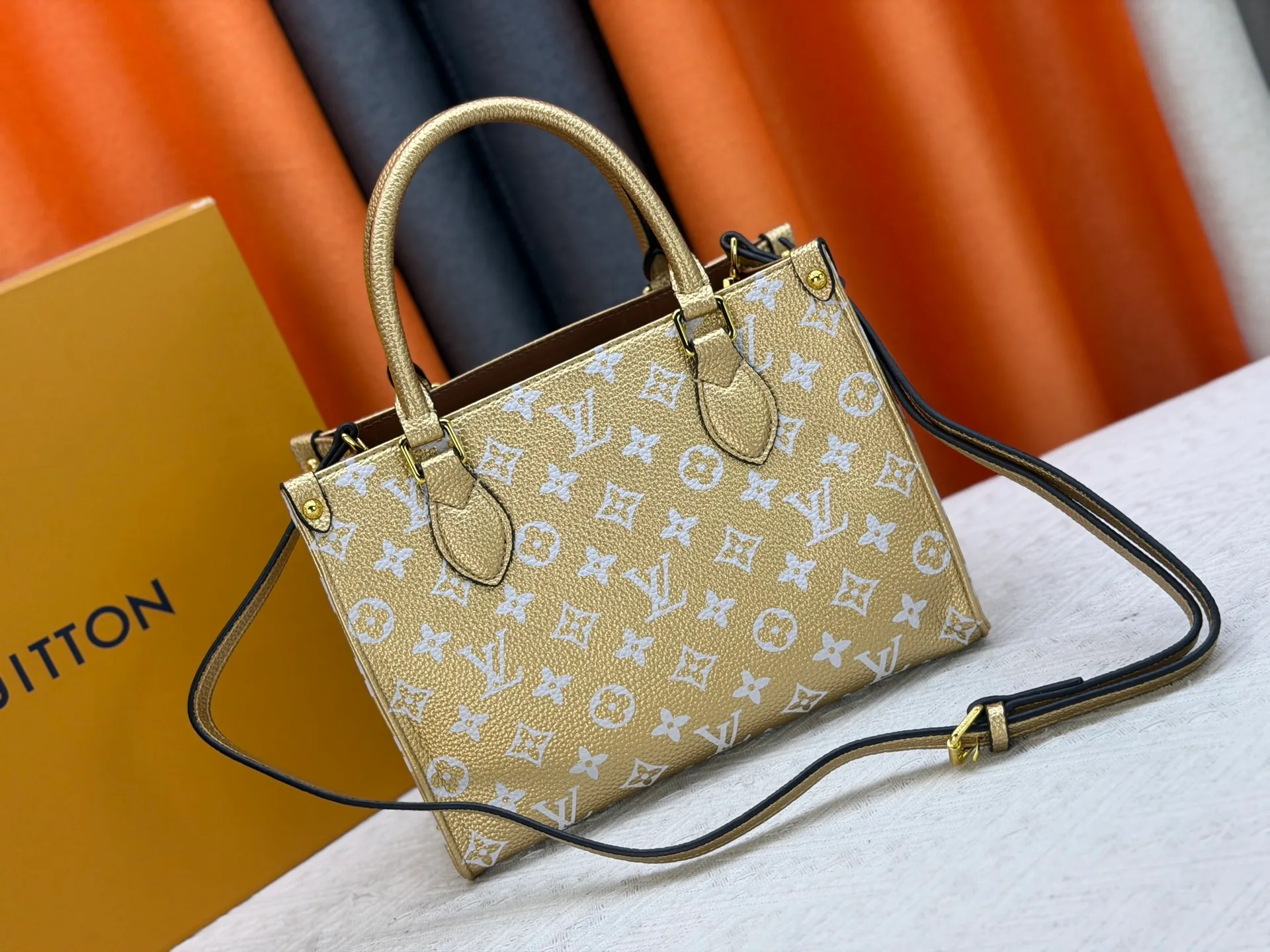 P260 Upgraded original version (latest color) M10303 M45659 M46373 M44571 This OnTheGo small tote bag draws inspiration from the classic Sac Plat handbag in 1968. It is made of Monogram Empreinte leather embossed with the Giant Monogram pattern to create a miniature version, which can store daily necessities such as a mini tablet. Designed handles and a detachable and adjustable shoulder strap enrich the carrying options. Dimensions: 25.0 x 19.0 x 11.5 cm (length x height x width)