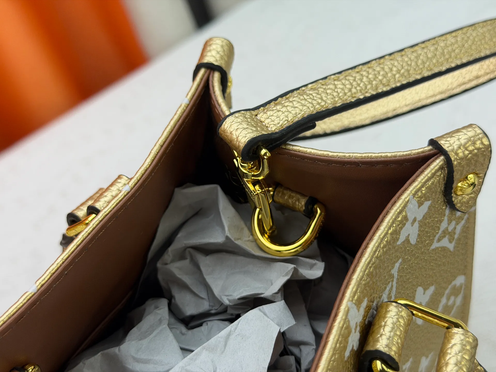 P260 Upgraded original version (latest color) M10303 M45659 M46373 M44571 This OnTheGo small tote bag draws inspiration from the classic Sac Plat handbag in 1968. It is made of Monogram Empreinte leather embossed with the Giant Monogram pattern to create a miniature version, which can store daily necessities such as a mini tablet. Designed handles and a detachable and adjustable shoulder strap enrich the carrying options. Dimensions: 25.0 x 19.0 x 11.5 cm (length x height x width)