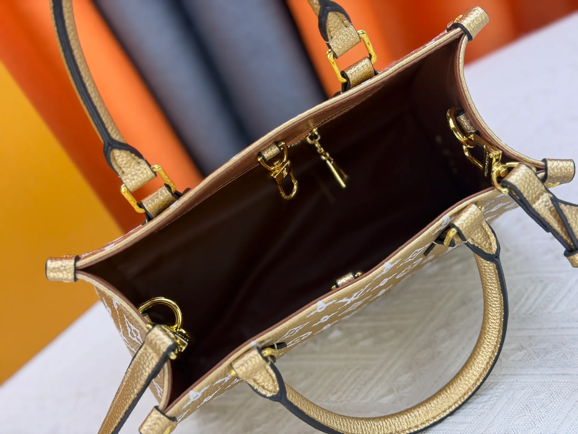 P260 Upgraded original version (latest color) M10303 M45659 M46373 M44571 This OnTheGo small tote bag draws inspiration from the classic Sac Plat handbag in 1968. It is made of Monogram Empreinte leather embossed with the Giant Monogram pattern to create a miniature version, which can store daily necessities such as a mini tablet. Designed handles and a detachable and adjustable shoulder strap enrich the carrying options. Dimensions: 25.0 x 19.0 x 11.5 cm (length x height x width)