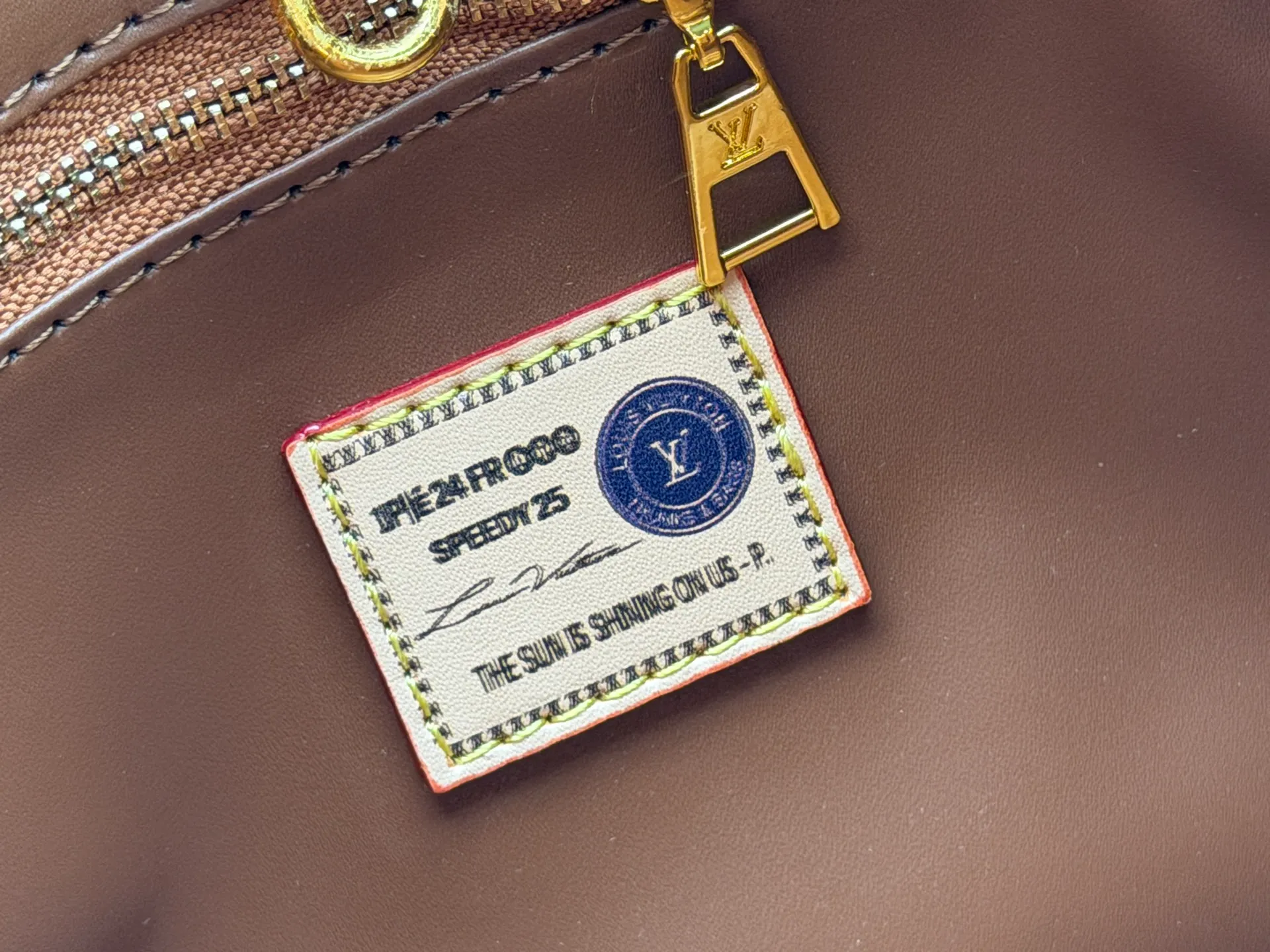 P260 Upgraded original version (latest color) M10303 M45659 M46373 M44571 This OnTheGo small tote bag draws inspiration from the classic Sac Plat handbag in 1968. It is made of Monogram Empreinte leather embossed with the Giant Monogram pattern to create a miniature version, which can store daily necessities such as a mini tablet. Designed handles and a detachable and adjustable shoulder strap enrich the carrying options. Dimensions: 25.0 x 19.0 x 11.5 cm (length x height x width)