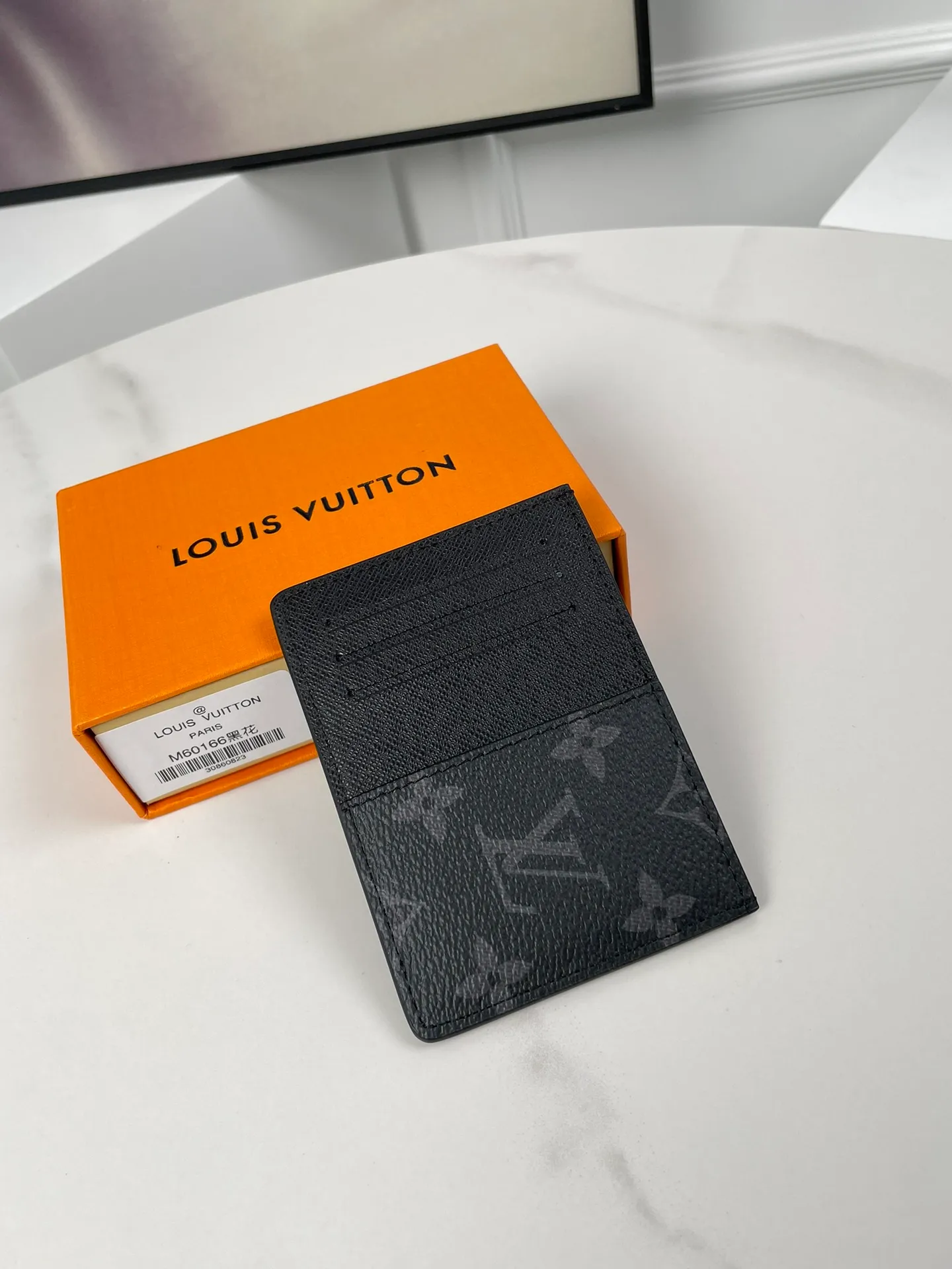 Factory price 180, overseas original order M60166 black flower, exclusive real shot! The Neo card holder in Monogram Macassar canvas is the perfect way to carry important cards. Leather trimmings enhance the classic Louis Vuitton pattern. Size: 11×7cm
