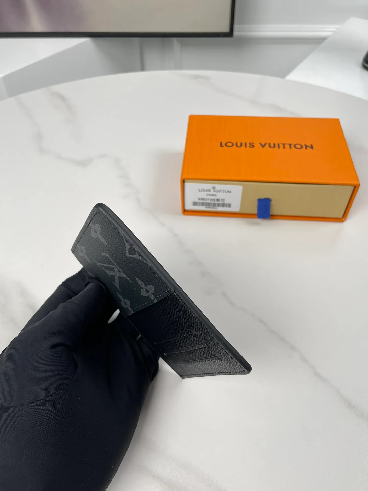 Factory price 180, overseas original order M60166 black flower, exclusive real shot! The Neo card holder in Monogram Macassar canvas is the perfect way to carry important cards. Leather trimmings enhance the classic Louis Vuitton pattern. Size: 11×7cm