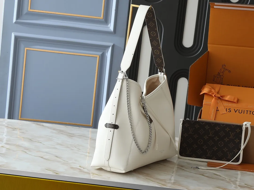 💰280💰Upgraded from the original M25143 M24861 M12583 M12579 M12919 M13105 This CarryAll Dark medium handbag is made of soft sheep leather to create a fashionable and lazy silhouette, adding eye-catching charm to the 2024 spring and summer show style. Polished metal pieces are complemented by a tactile, slightly wrinkled texture. Plenty of space can accommodate a variety of daily necessities, making it a great travel companion. Dimensions: 30 x 15 x 39 cm (height x width x length)