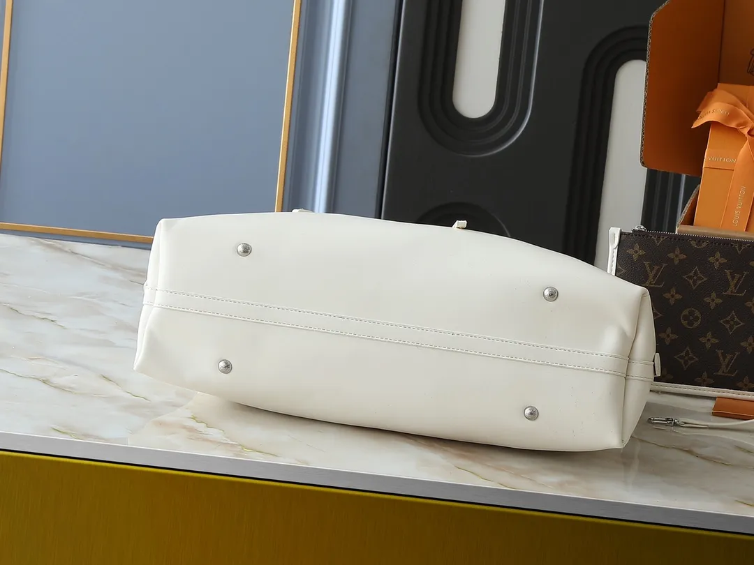💰280💰Upgraded from the original M25143 M24861 M12583 M12579 M12919 M13105 This CarryAll Dark medium handbag is made of soft sheep leather to create a fashionable and lazy silhouette, adding eye-catching charm to the 2024 spring and summer show style. Polished metal pieces are complemented by a tactile, slightly wrinkled texture. Plenty of space can accommodate a variety of daily necessities, making it a great travel companion. Dimensions: 30 x 15 x 39 cm (height x width x length)