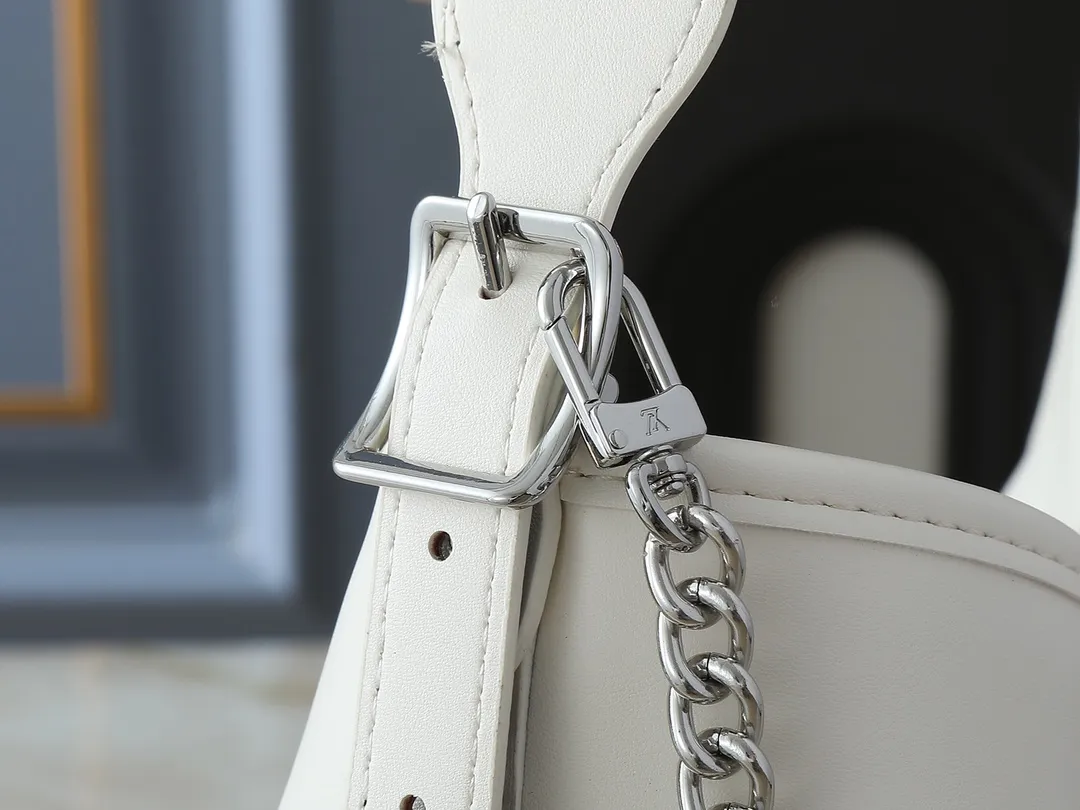 💰280💰Upgraded from the original M25143 M24861 M12583 M12579 M12919 M13105 This CarryAll Dark medium handbag is made of soft sheep leather to create a fashionable and lazy silhouette, adding eye-catching charm to the 2024 spring and summer show style. Polished metal pieces are complemented by a tactile, slightly wrinkled texture. Plenty of space can accommodate a variety of daily necessities, making it a great travel companion. Dimensions: 30 x 15 x 39 cm (height x width x length)