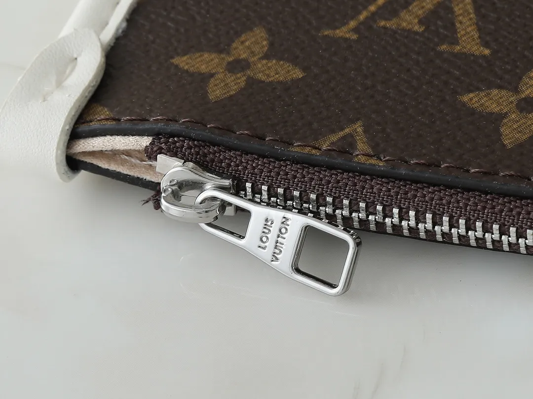 💰280💰Upgraded from the original M25143 M24861 M12583 M12579 M12919 M13105 This CarryAll Dark medium handbag is made of soft sheep leather to create a fashionable and lazy silhouette, adding eye-catching charm to the 2024 spring and summer show style. Polished metal pieces are complemented by a tactile, slightly wrinkled texture. Plenty of space can accommodate a variety of daily necessities, making it a great travel companion. Dimensions: 30 x 15 x 39 cm (height x width x length)
