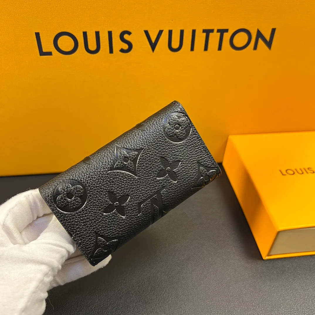 💰100 💎Upgraded original version🇫🇷Exclusive real shot# Original 6-key key bag M62630 diamond pattern embossed A small and exquisitely designed key bag with six locks that can hold six keys. Made of Monogram canvas, it can be paired with a handbag or briefcase, making it both practical and beautiful. Dimensions: 10.5x 7.0 cm (length x height)