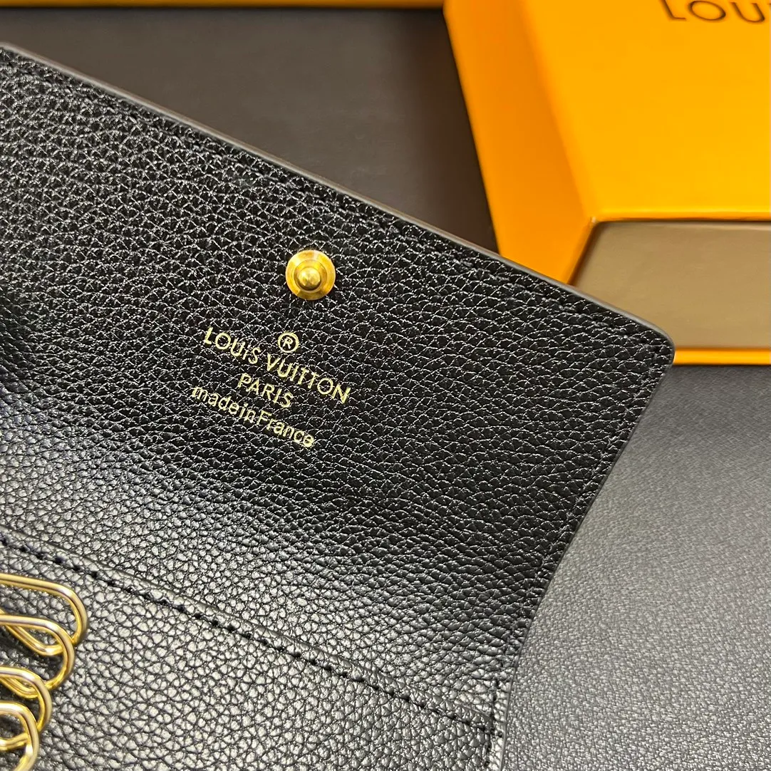 💰100 💎Upgraded original version🇫🇷Exclusive real shot# Original 6-key key bag M62630 diamond pattern embossed A small and exquisitely designed key bag with six locks that can hold six keys. Made of Monogram canvas, it can be paired with a handbag or briefcase, making it both practical and beautiful. Dimensions: 10.5x 7.0 cm (length x height)