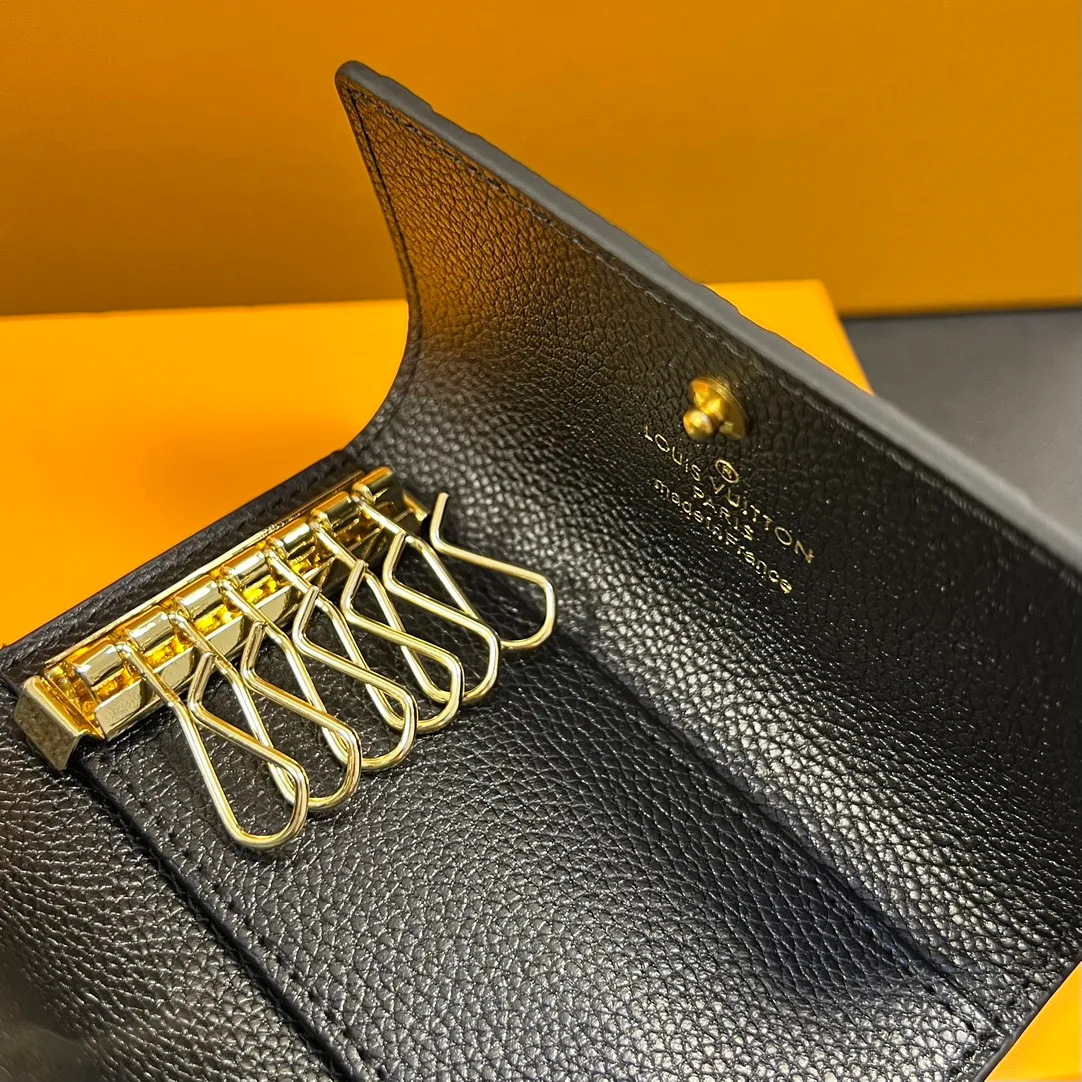 💰100 💎Upgraded original version🇫🇷Exclusive real shot# Original 6-key key bag M62630 diamond pattern embossed A small and exquisitely designed key bag with six locks that can hold six keys. Made of Monogram canvas, it can be paired with a handbag or briefcase, making it both practical and beautiful. Dimensions: 10.5x 7.0 cm (length x height)