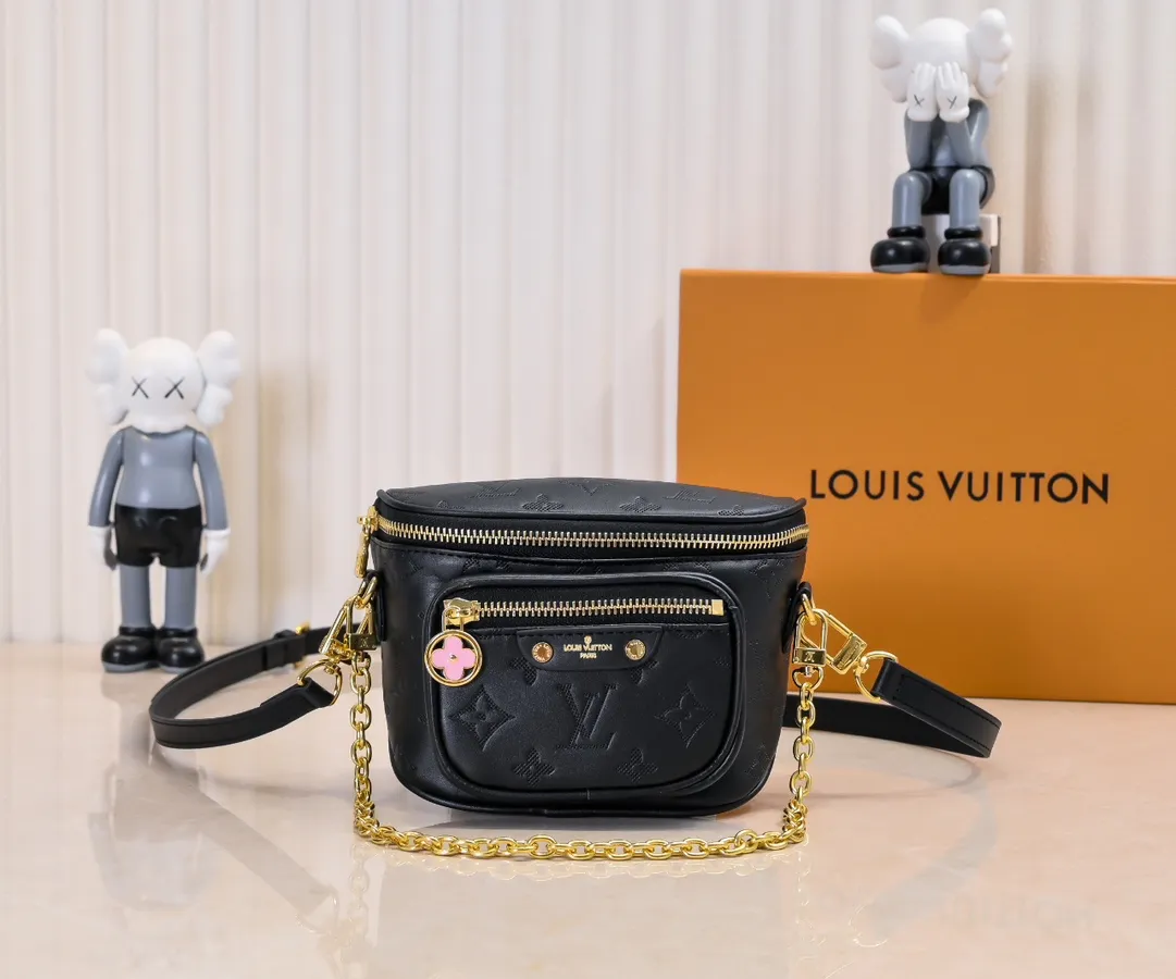 Batch 240💰Upgraded original M46917 M82335 M83275 M82208 M82347 This Mini Bumbag handbag comes from the LV Gradient series, and the Monogram embossing of Monogram Empreinte leather renders gradient midsummer colors. The on-trend construction features a zipped main compartment and a front pocket with a Louis Vuitton leather label. With the detachable chain and detachable and adjustable shoulder strap, it can be worn as a shoulder or cross-body bag. 17.0 x 12.0 x 9.5 cm (L x H x W) • Monogram Empreinte embossed soft-grained cowhide leather • Textile lining • Metal hardware • Zip closure • Zip front pocket • Shoulder strap: removable, adjustable • Half-length strap: 32.0 cm • Half-length strap adjustable to: 44.0 cm • Chain: Removable • Half-length chain: 20.0 cm