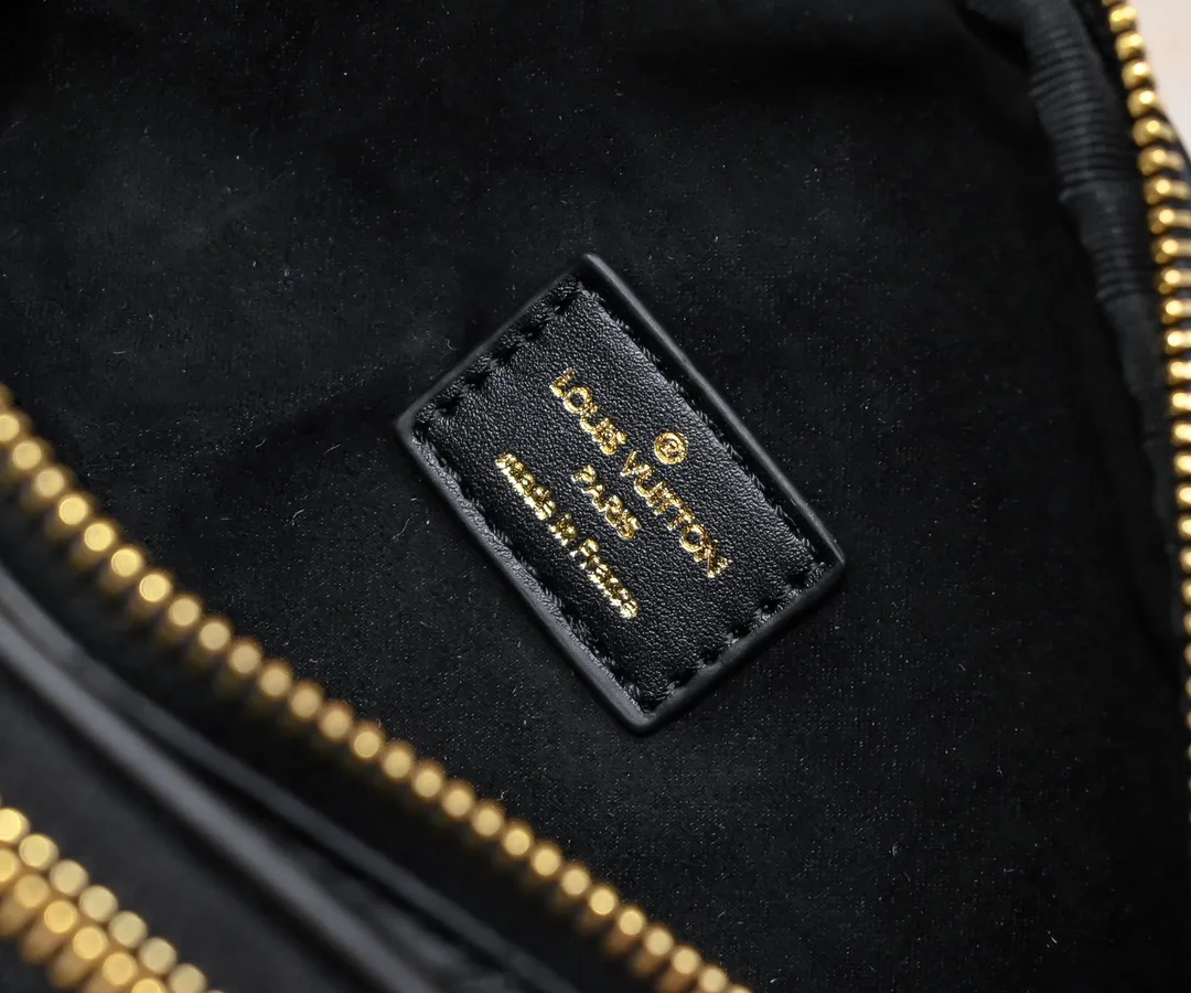 Batch 240💰Upgraded original M46917 M82335 M83275 M82208 M82347 This Mini Bumbag handbag comes from the LV Gradient series, and the Monogram embossing of Monogram Empreinte leather renders gradient midsummer colors. The on-trend construction features a zipped main compartment and a front pocket with a Louis Vuitton leather label. With the detachable chain and detachable and adjustable shoulder strap, it can be worn as a shoulder or cross-body bag. 17.0 x 12.0 x 9.5 cm (L x H x W) • Monogram Empreinte embossed soft-grained cowhide leather • Textile lining • Metal hardware • Zip closure • Zip front pocket • Shoulder strap: removable, adjustable • Half-length strap: 32.0 cm • Half-length strap adjustable to: 44.0 cm • Chain: Removable • Half-length chain: 20.0 cm